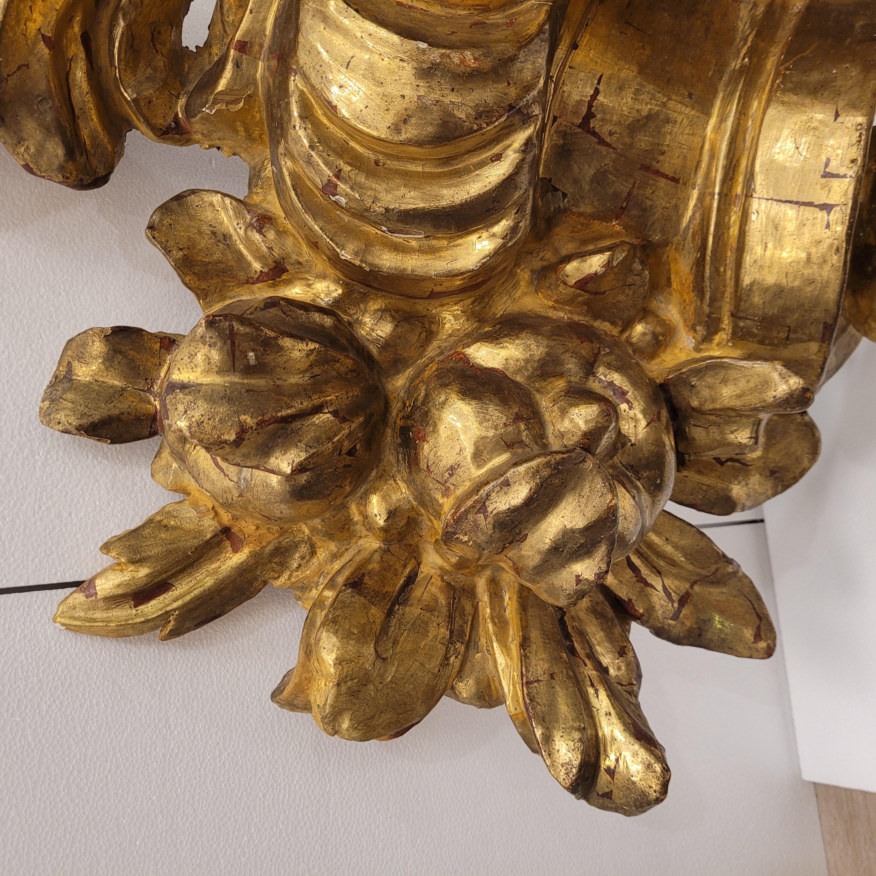 Spanischer Barock Geschnitztes vergoldetes Holz Fragment eines Altaraufsatzes (Spätes 18. Jahrhundert) im Angebot