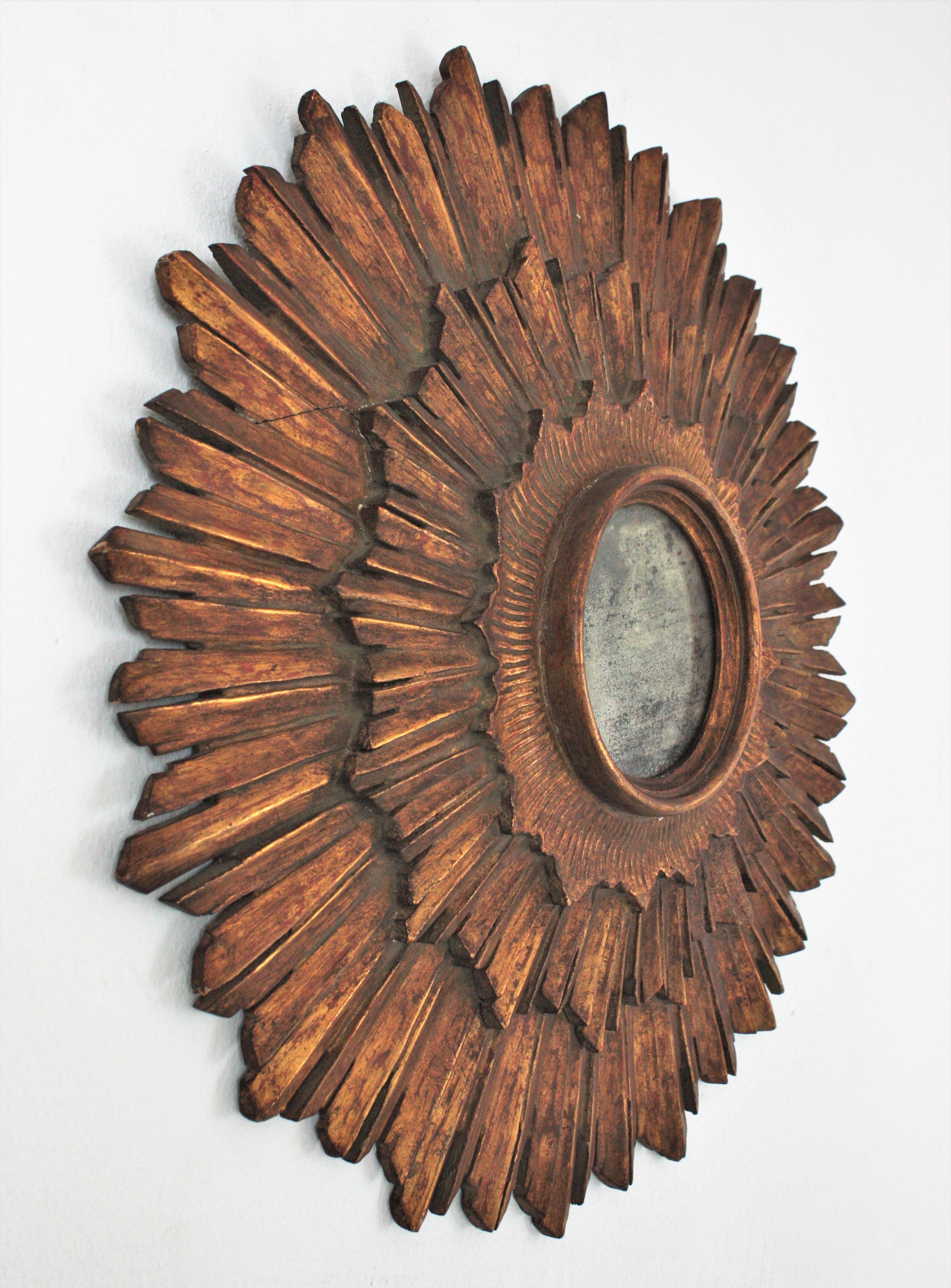 Sculpté à la main Miroir espagnol Sunburst en bois doré, style baroque en vente