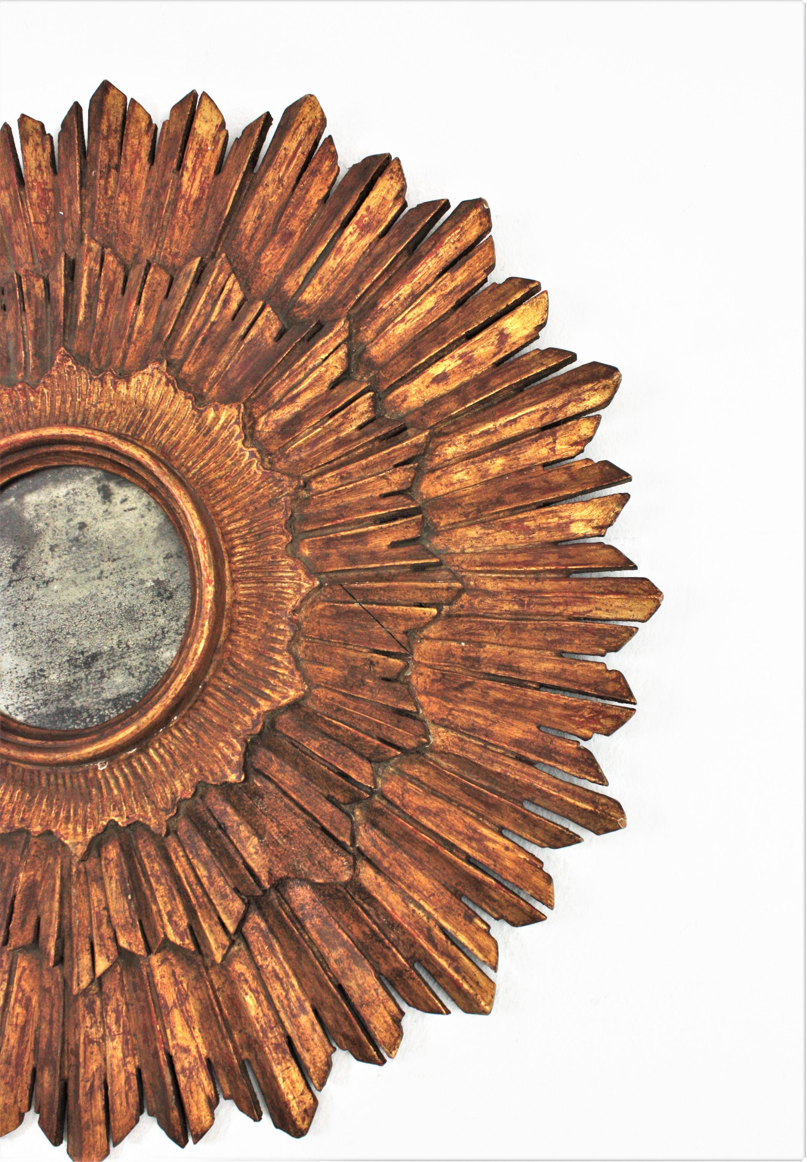 Spanish Baroque Sunburst Mirror in Carved Giltwood For Sale 2