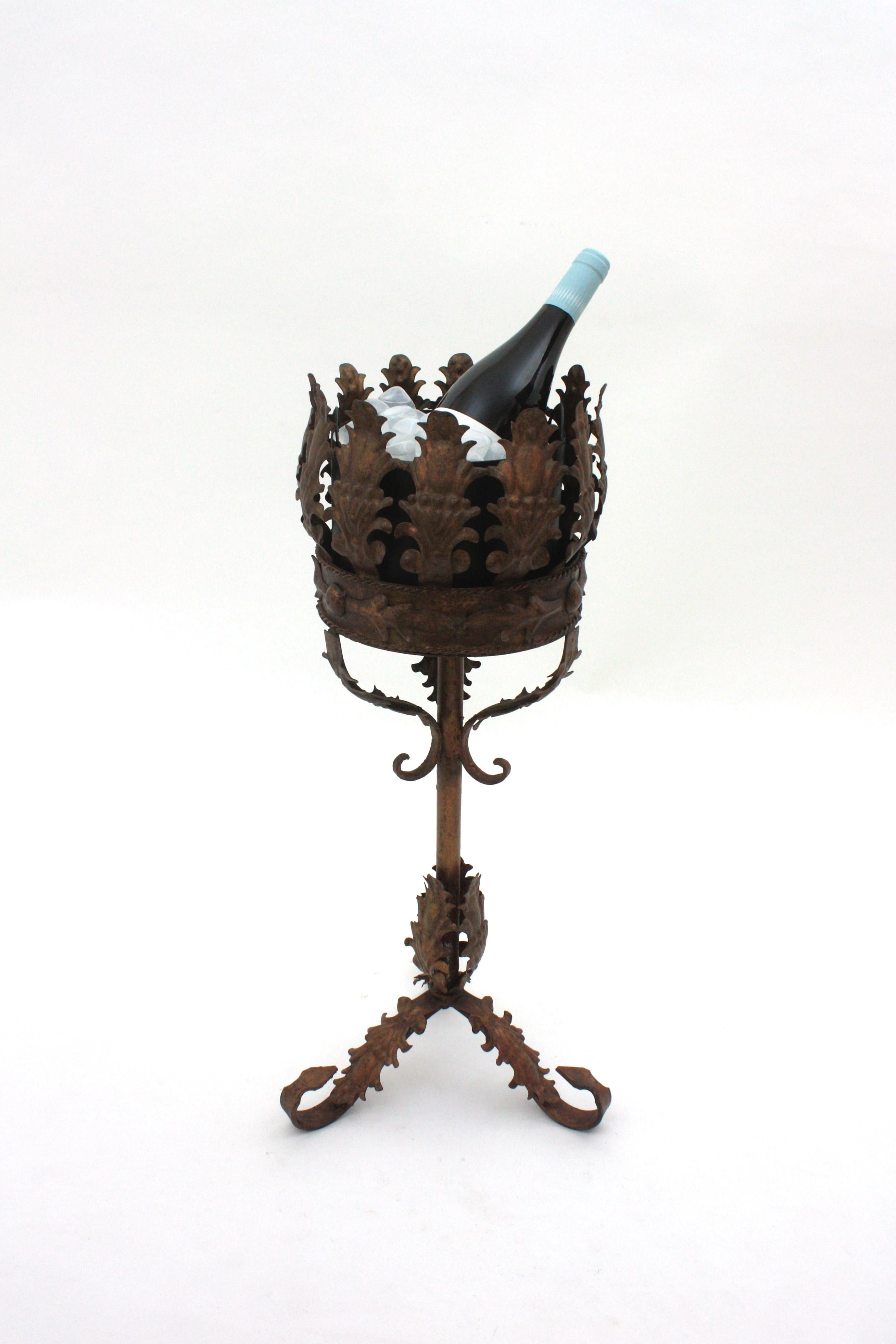 Terrible soporte trípode de hierro dorado con paquete de bronce y contenedor de cubitera negra, España, años 40
Esta cubitera de hierro de estilo barroco está totalmente hecha a mano. El soporte de hierro forjado a mano tiene una parte superior de