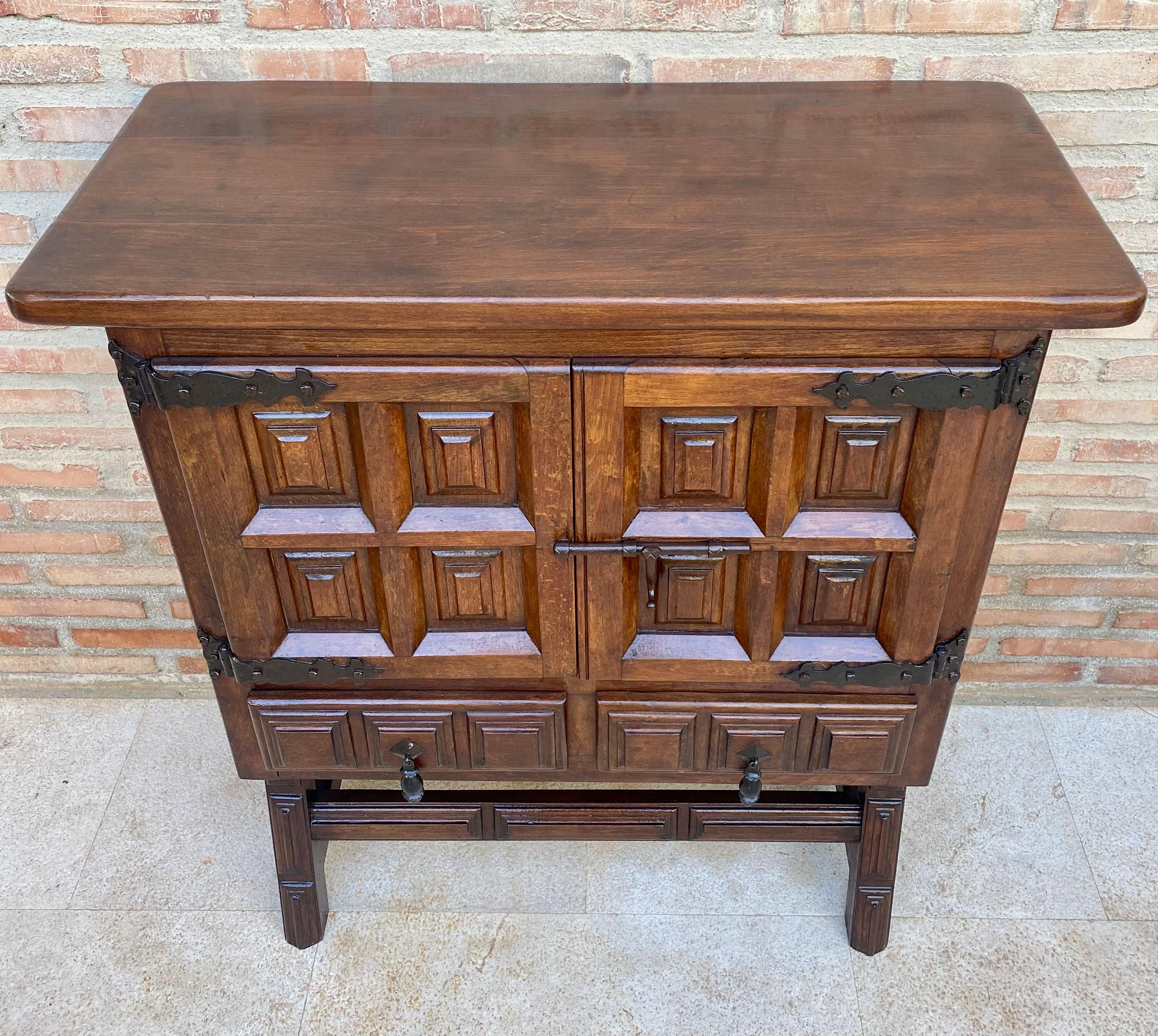 Spanish Baroque Chest of Drawers in Carved Walnut, 1940s In Good Condition For Sale In Miami, FL