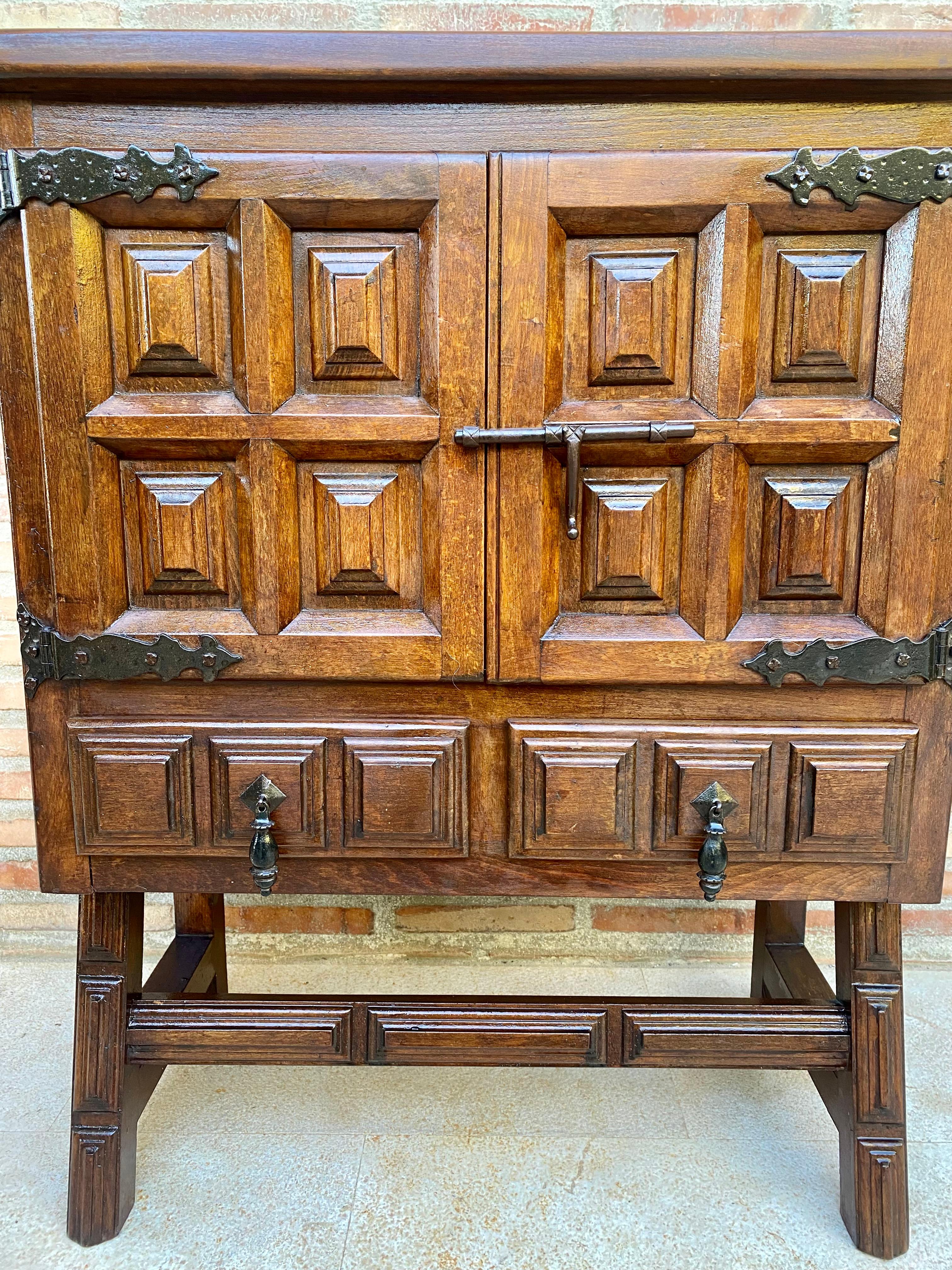 Spanish Baroque Chest of Drawers in Carved Walnut, 1940s For Sale 3
