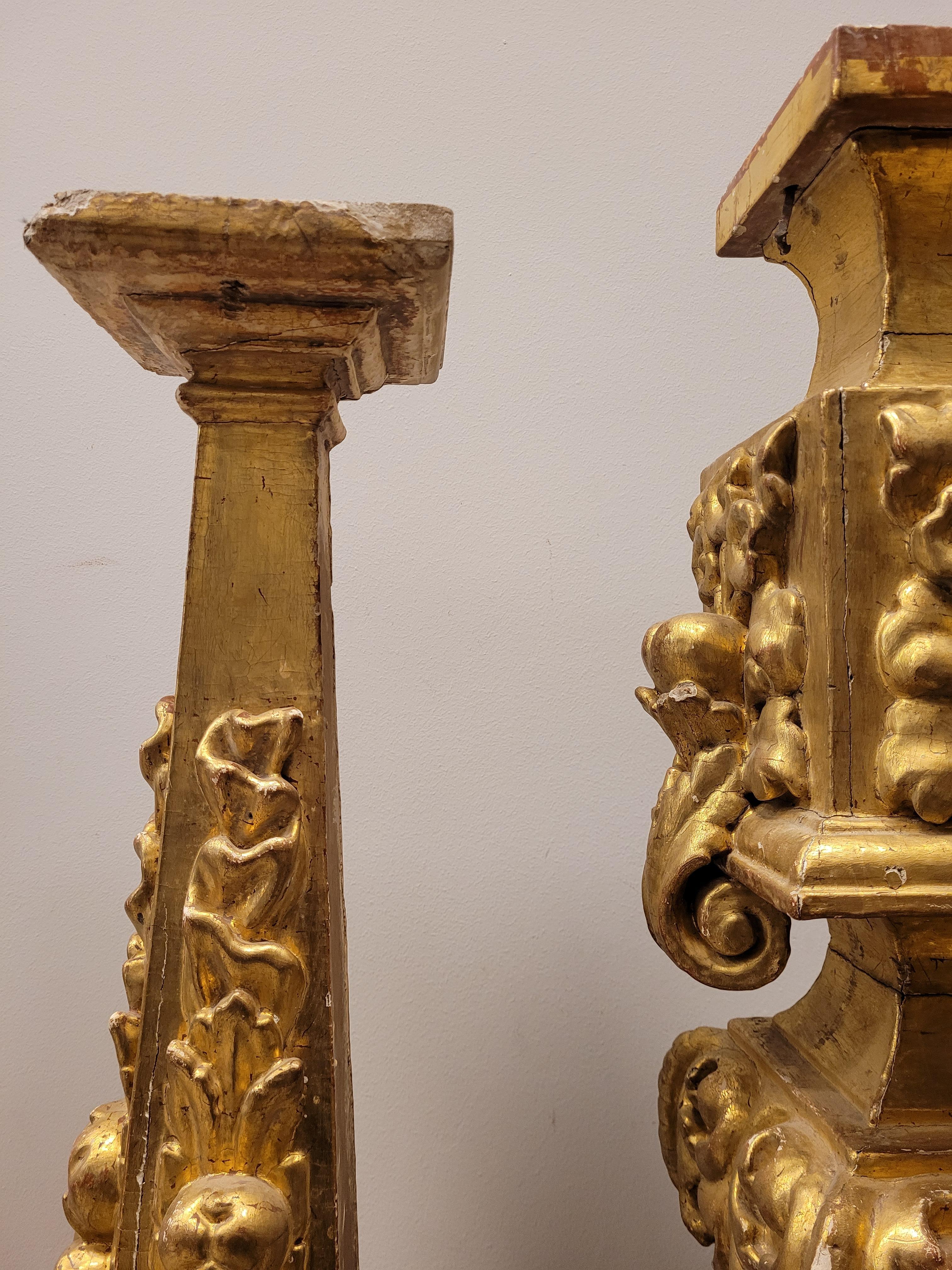 One of a kind carved and gilded wood sculptural work that was part of an outstanding Spanish altarpiece from the Baroque period, around the 17th and 18th centuries in the Andalusian focus. An estípite is an inverted truncated pyramidal column or