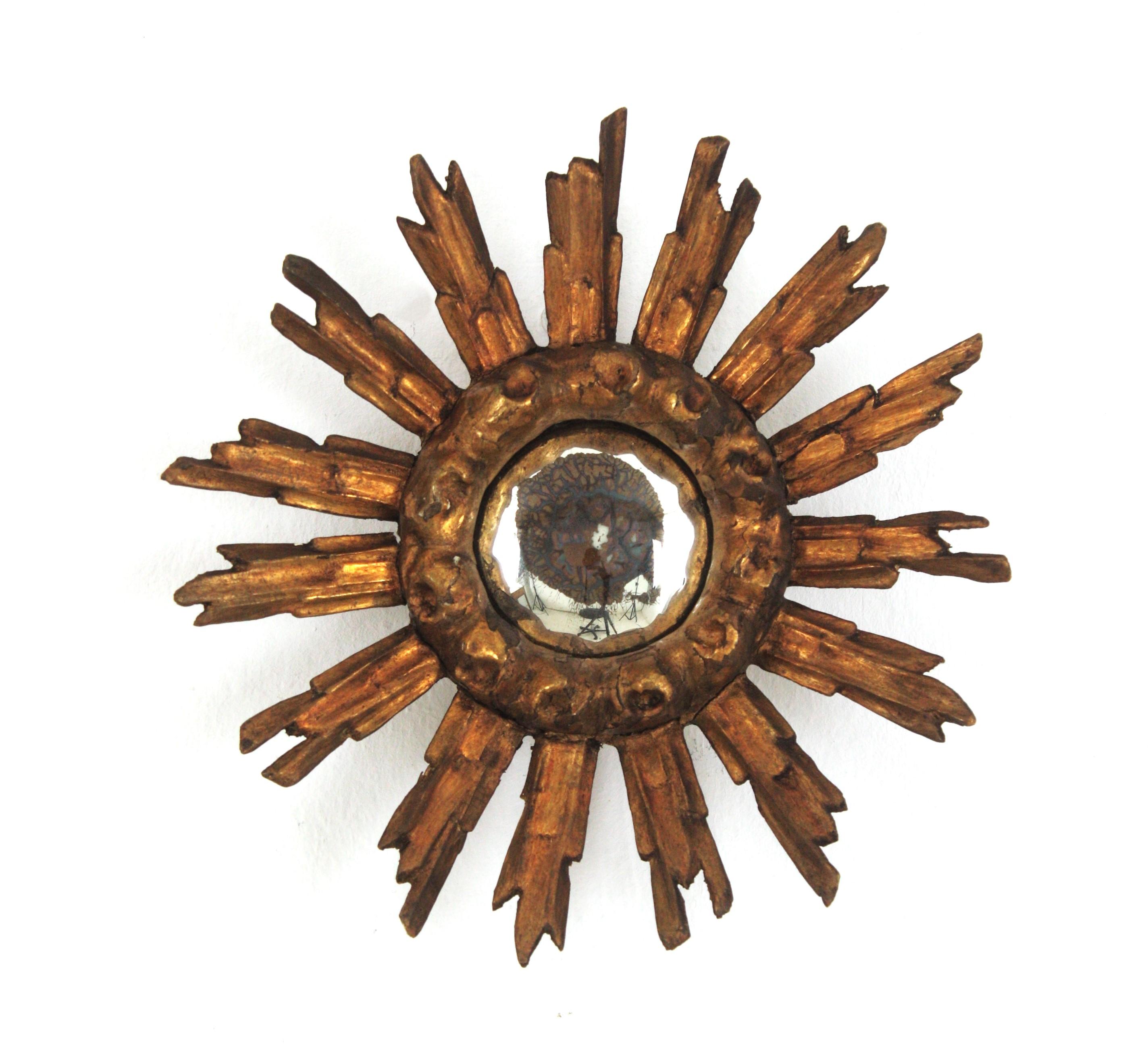Kleiner, konvexer Sonnenschliff-Spiegel aus Giltwood
Fein geschnitzter, blattvergoldeter, konvexer Sonnenschliffspiegel in ungewöhnlicher Minigröße. Spanien, 1930er-1940er Jahre.
Dieser wunderschöne Miniaturspiegel mit Sonnenschliff hat einen Rahmen