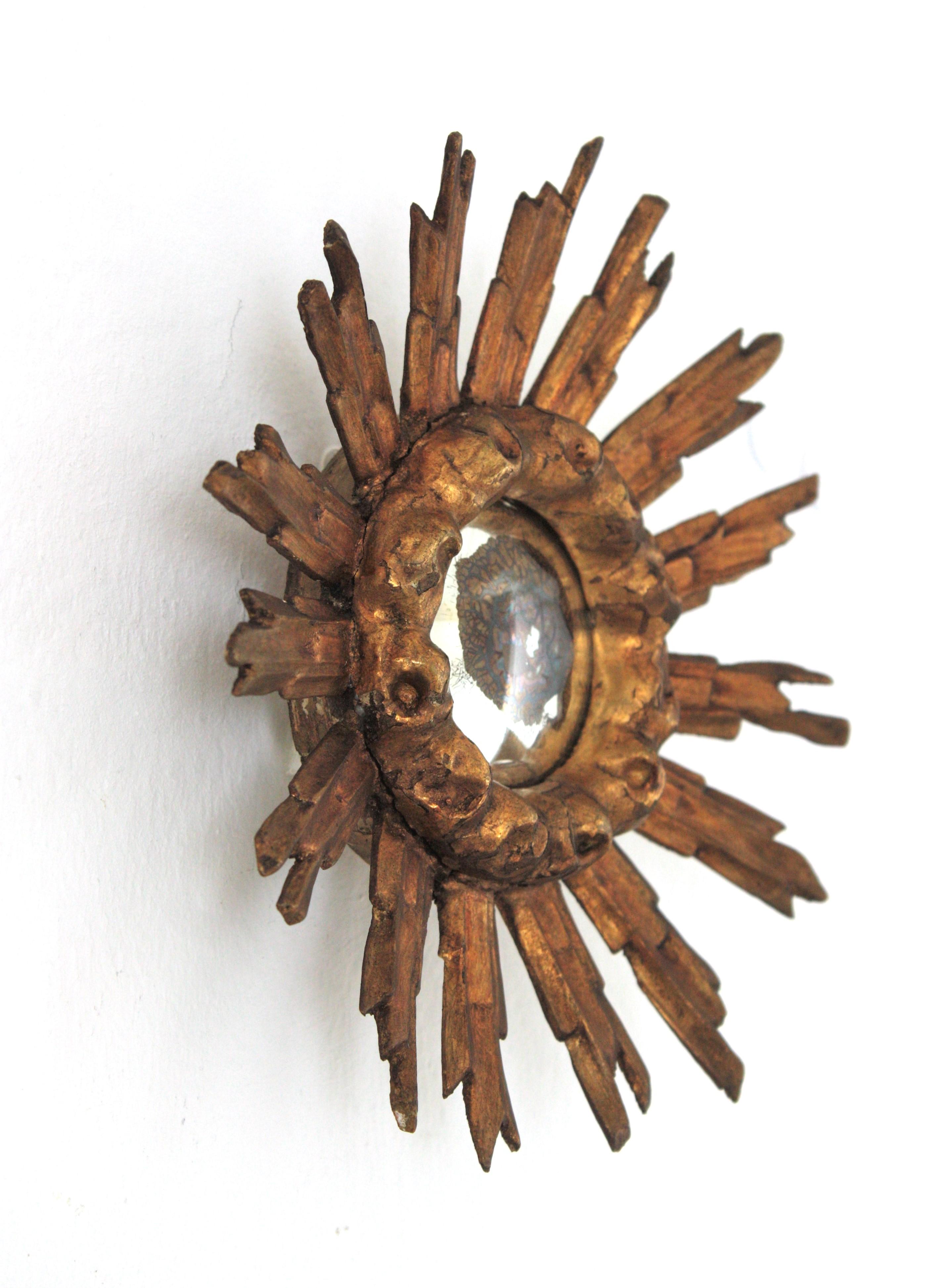 Spanish Baroque Giltwood Convex Sunburst Mirror Miniature, 1940s In Good Condition For Sale In Barcelona, ES