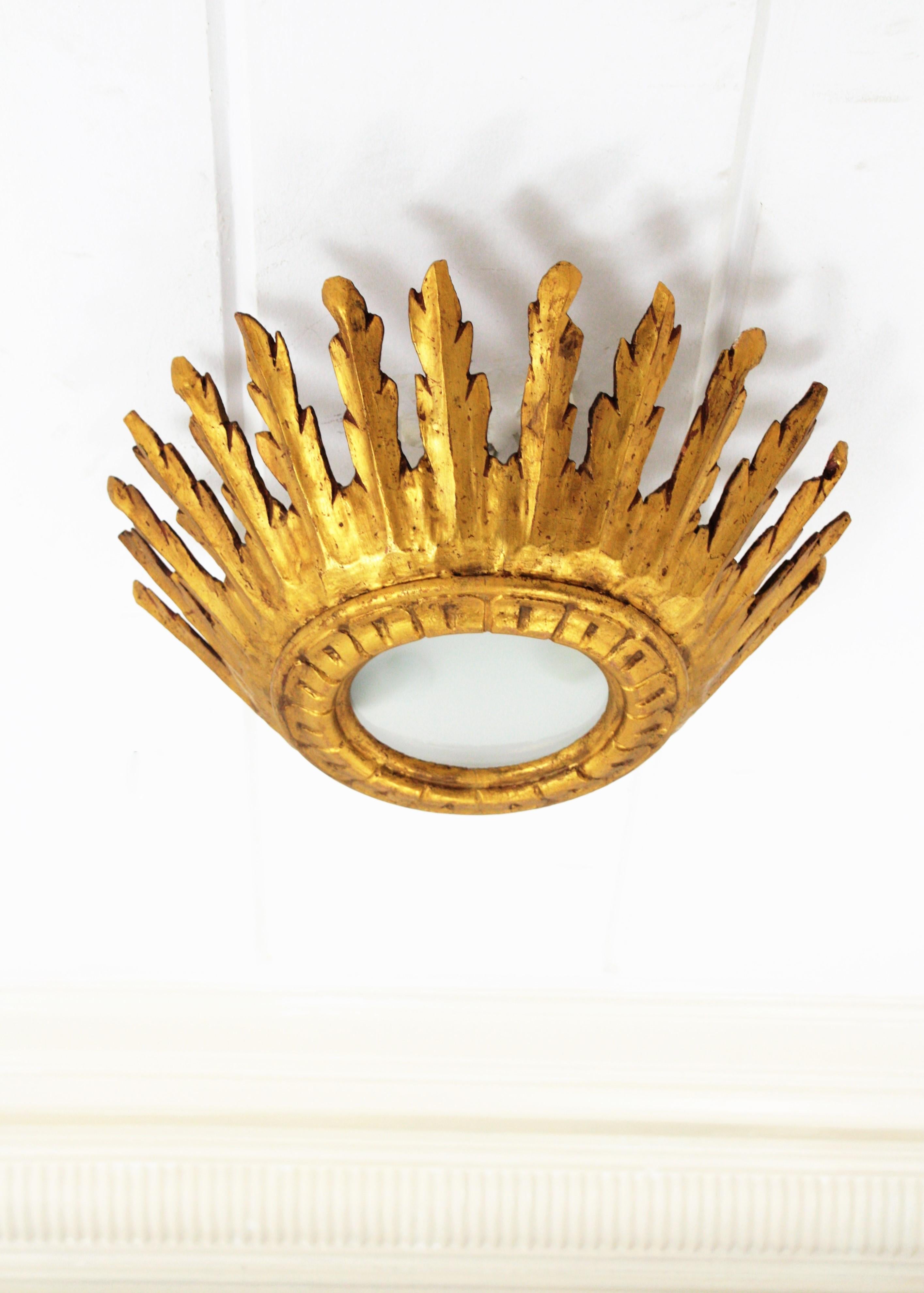 Spanish Baroque Giltwood Crown Sunburst Ceiling Light Fixture with Frosted Glass (Vergoldet)
