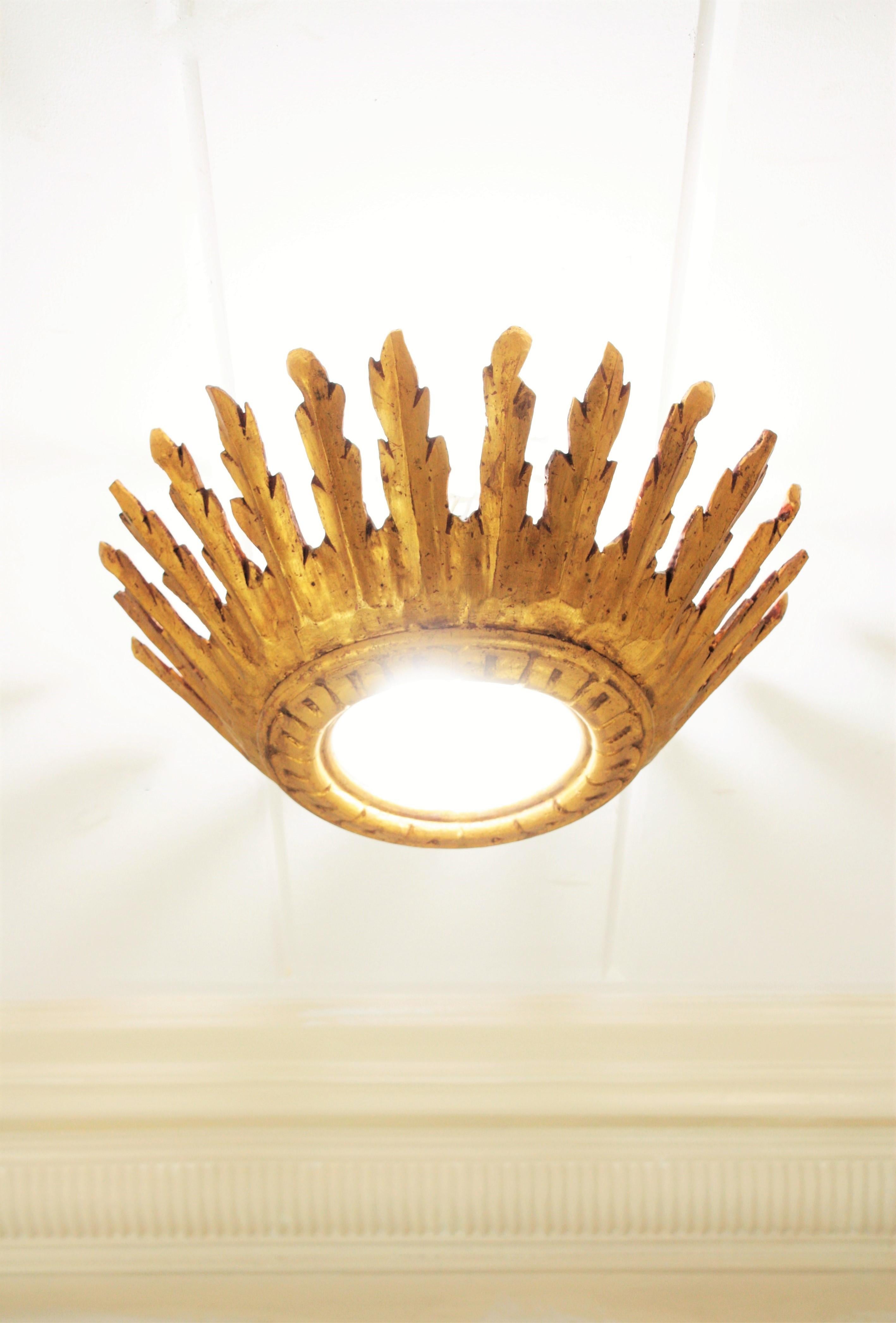 Spanish Baroque Giltwood Crown Sunburst Ceiling Light Fixture with Frosted Glass im Zustand „Hervorragend“ in Barcelona, ES