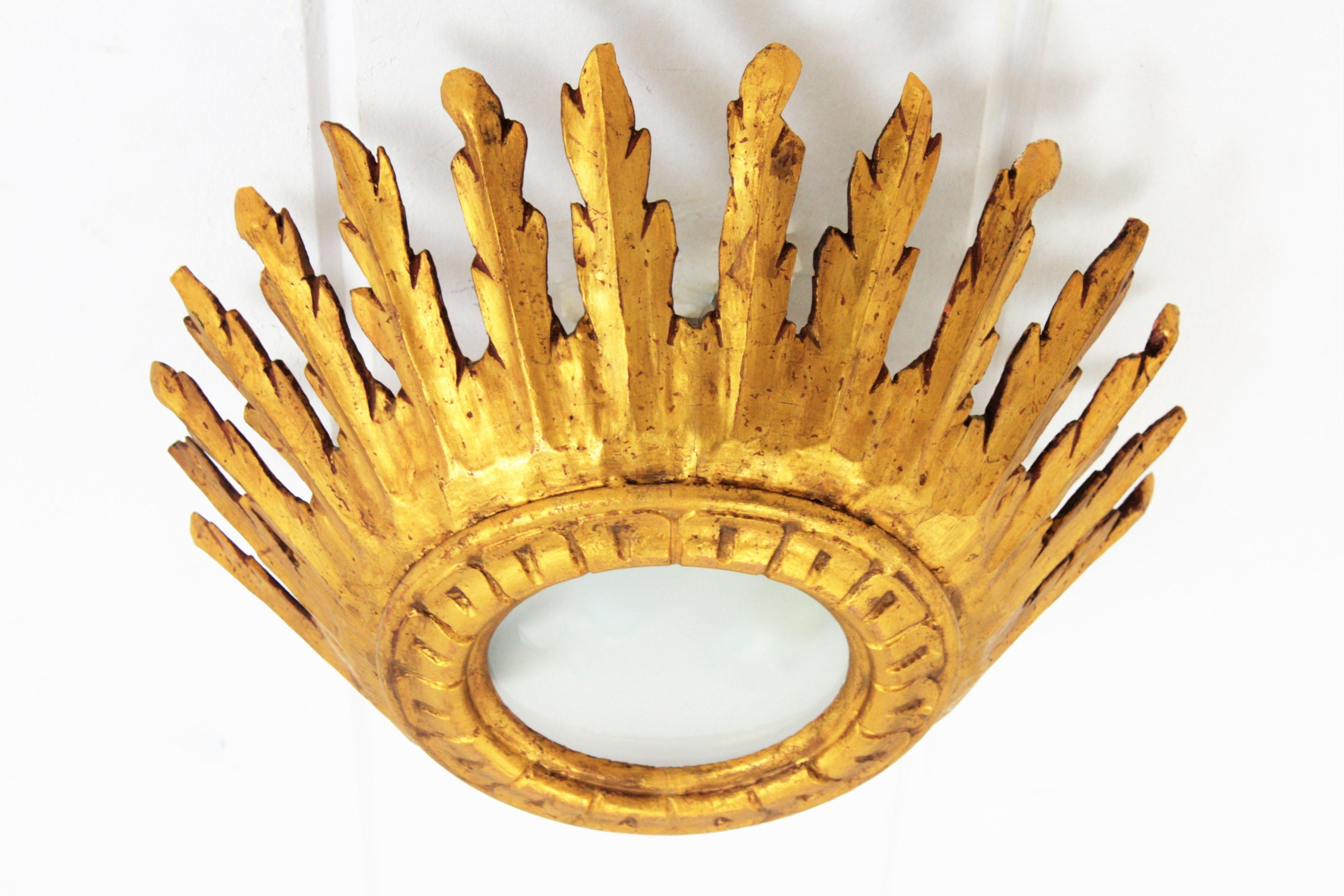 Spanish Baroque Giltwood Crown Sunburst Ceiling Light Fixture with Frosted Glass (20. Jahrhundert)