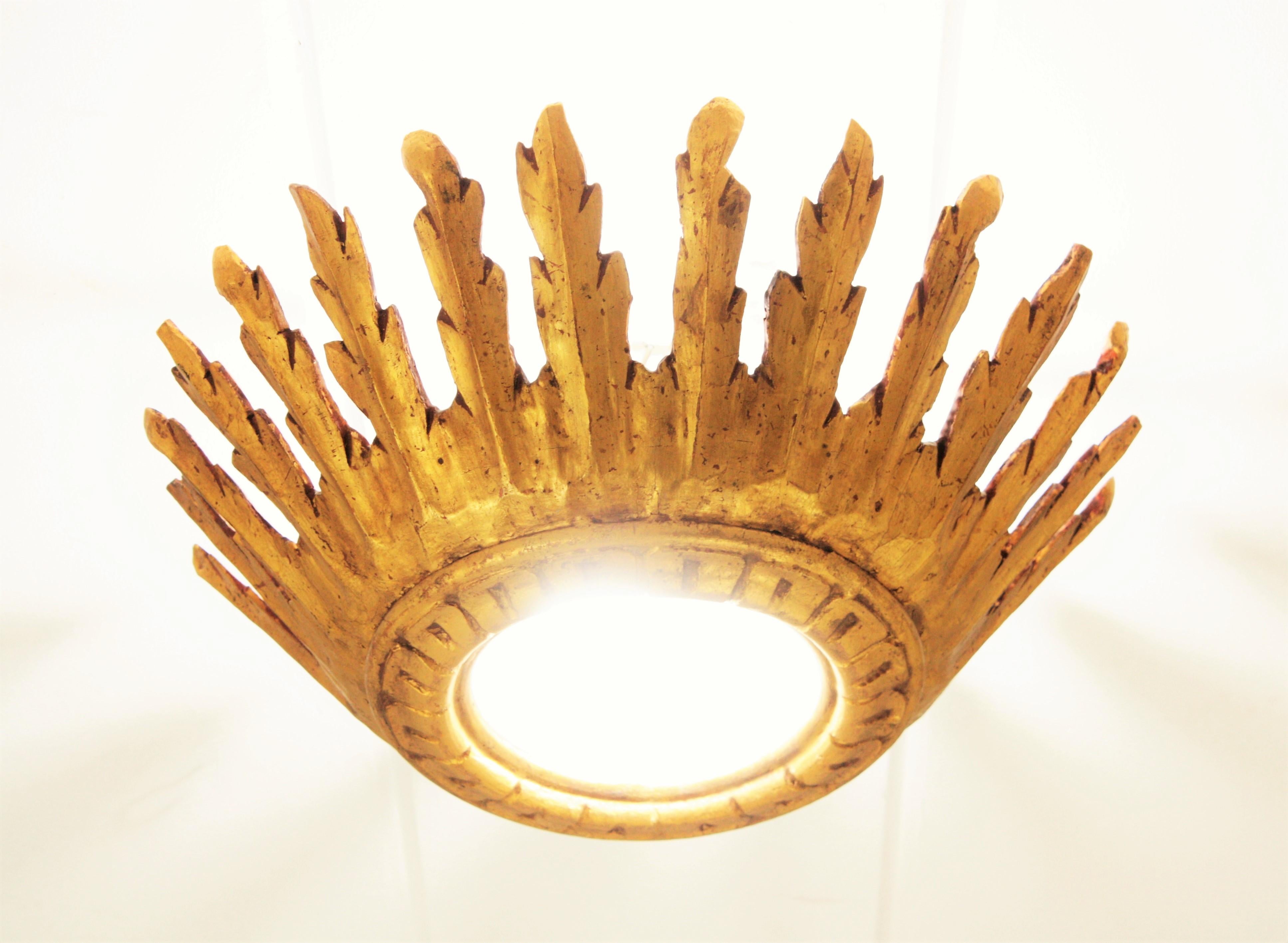 Spanish Baroque Giltwood Crown Sunburst Ceiling Light Fixture with Frosted Glass (Holz)