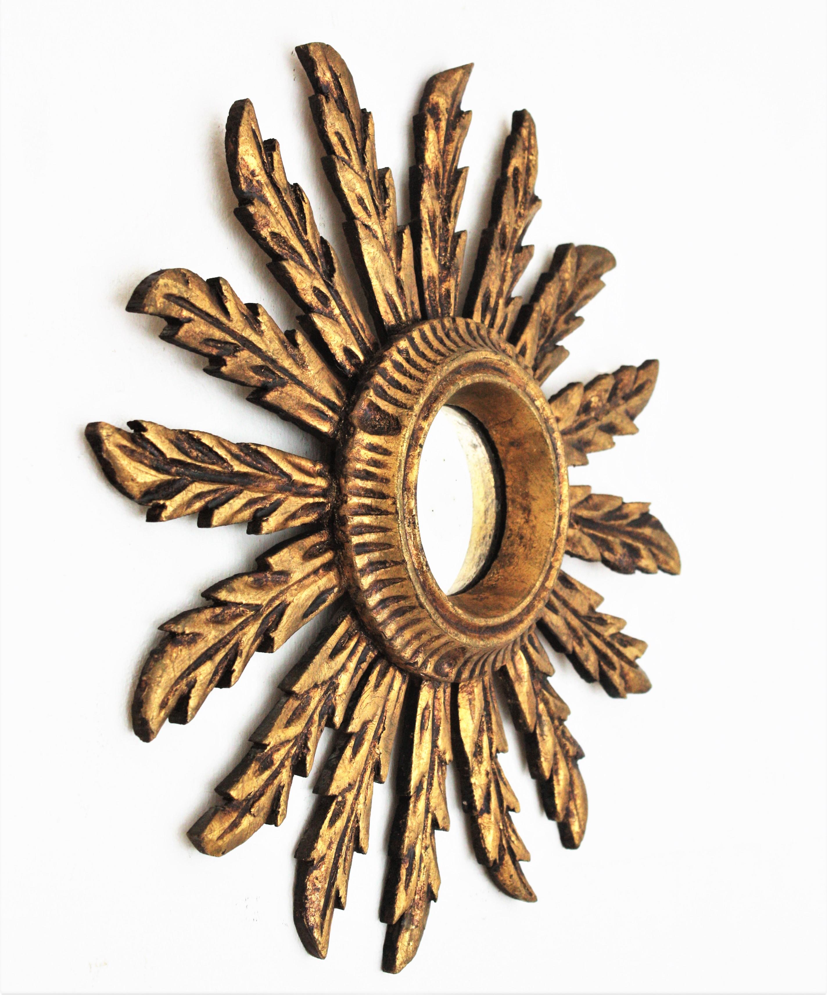 Spanish Baroque Giltwood Sunburst Mirror In Good Condition For Sale In Barcelona, ES