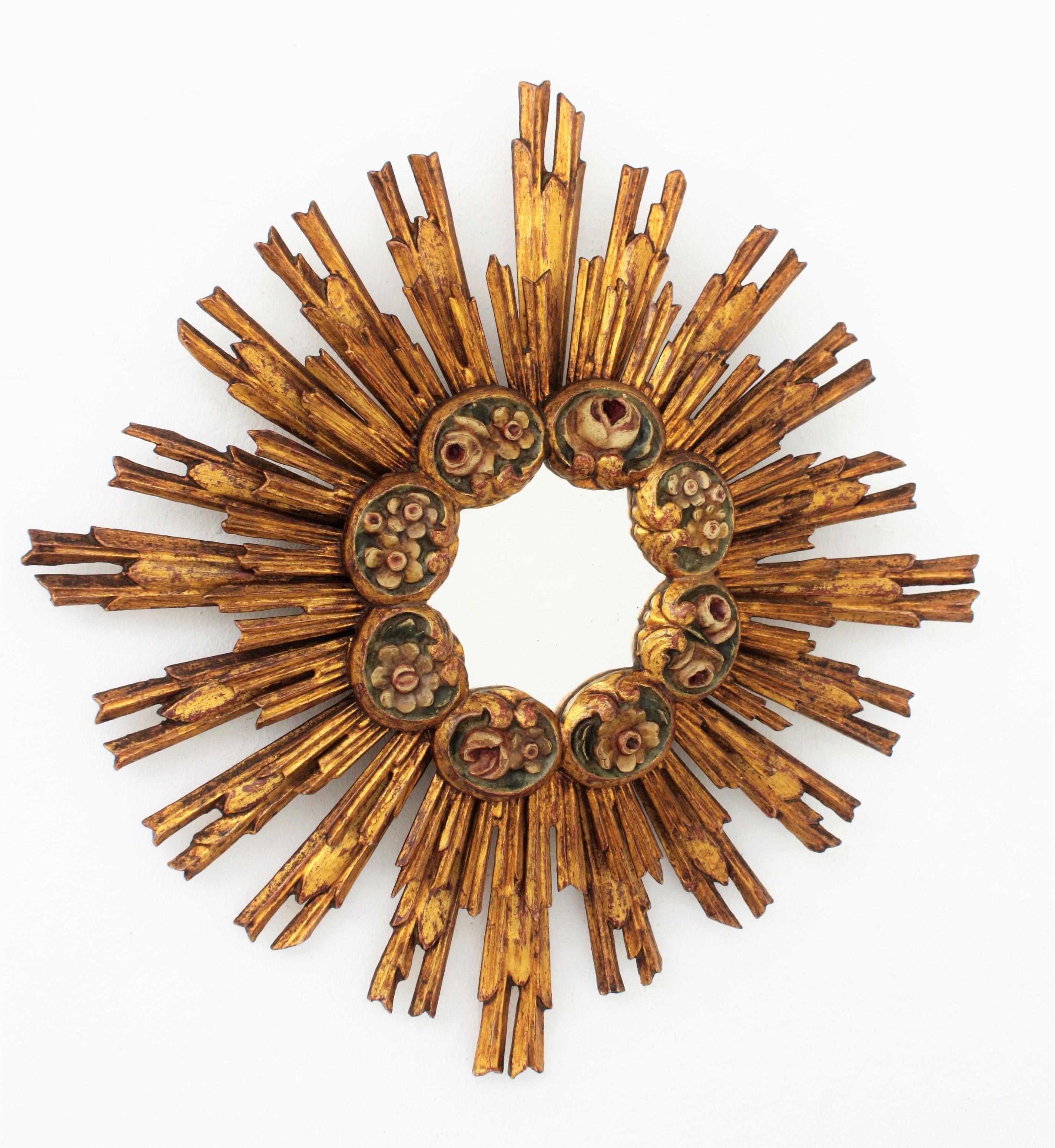 Spanish Baroque Giltwood Sunburst Starburst Mirror with Flower Details In Excellent Condition In Barcelona, ES