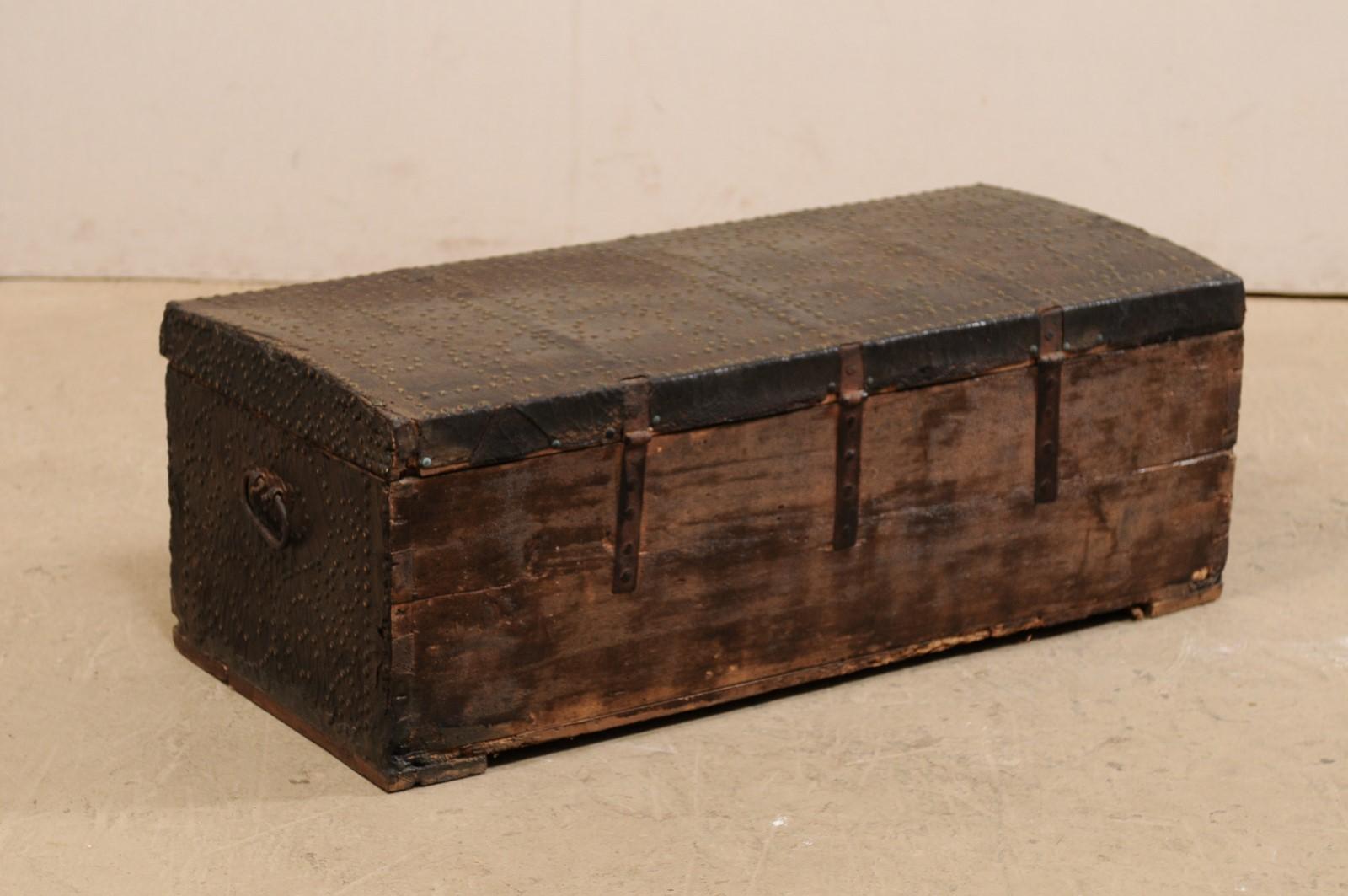 Spanischer Barock-Koffer mit Lederumwicklung und Messingakzenten, 18. Jahrhundert im Angebot 8
