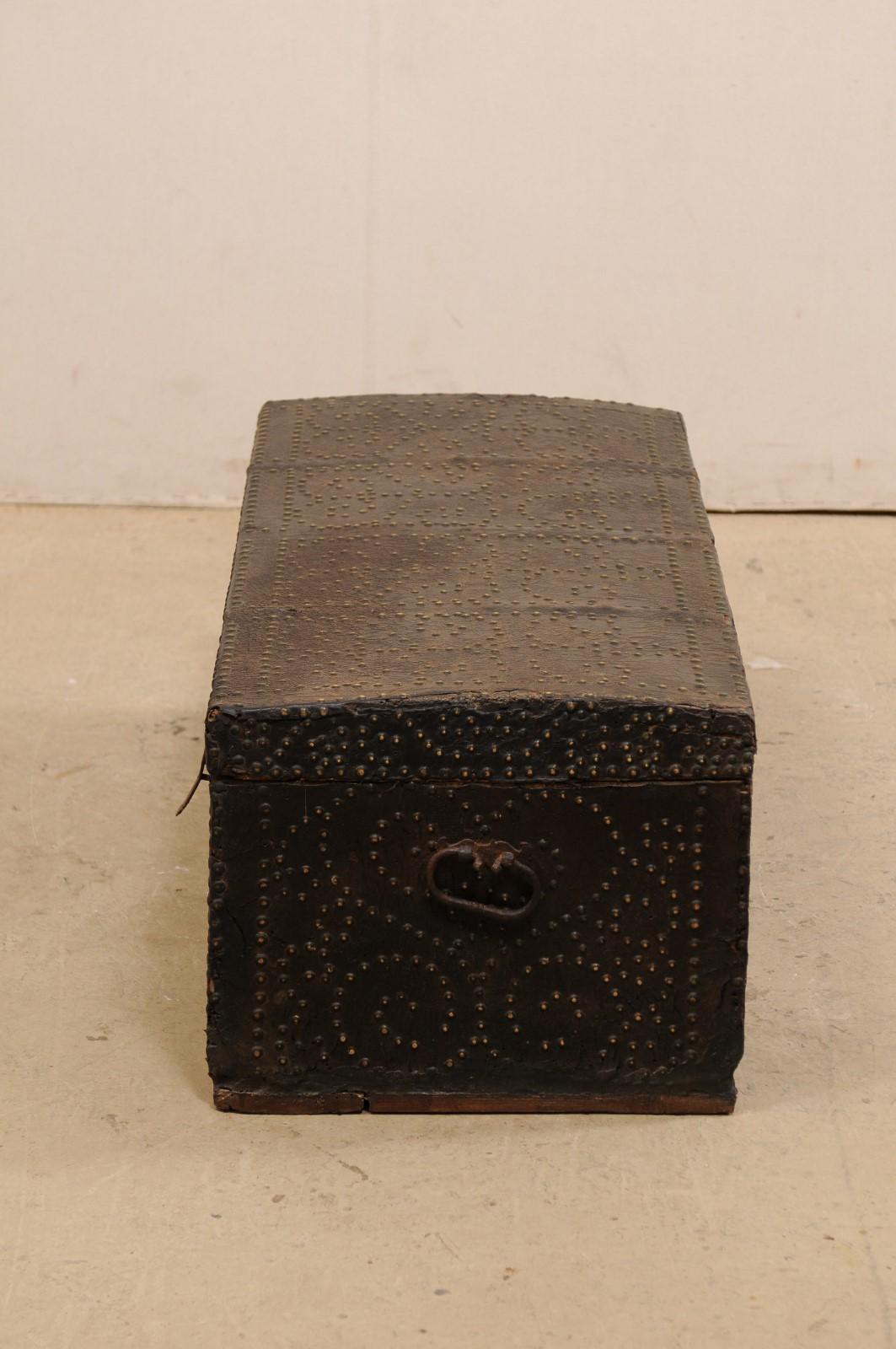 Spanischer Barock-Koffer mit Lederumwicklung und Messingakzenten, 18. Jahrhundert im Zustand „Gut“ im Angebot in Atlanta, GA