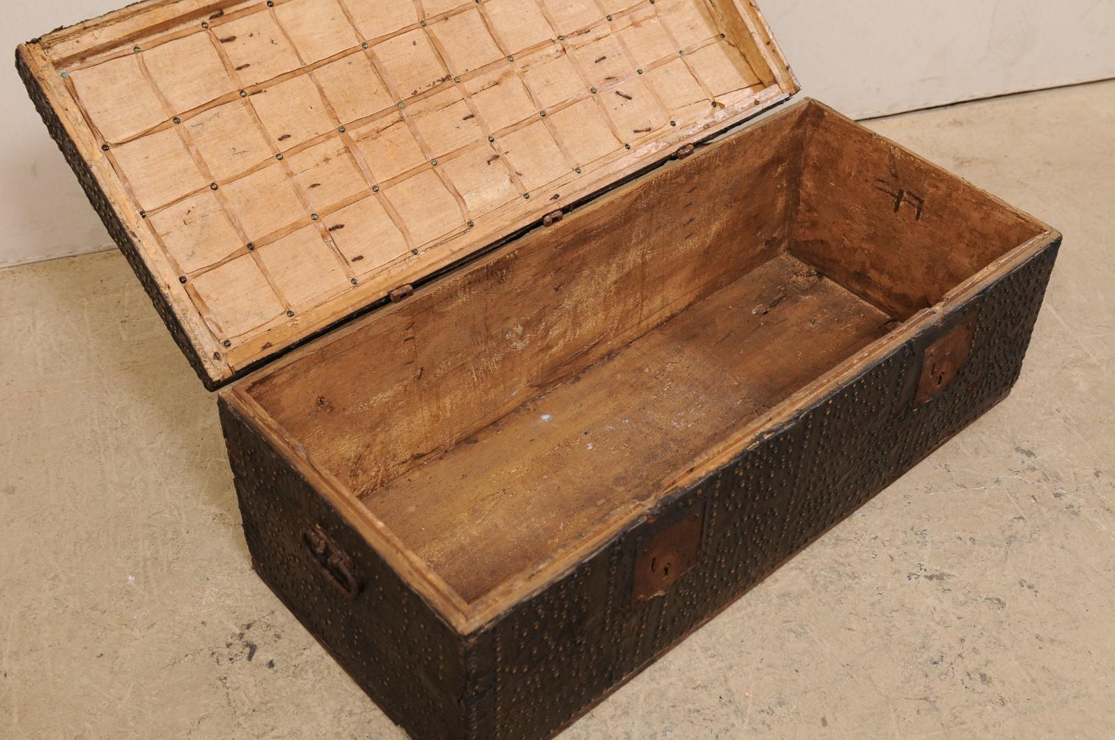 Spanischer Barock-Koffer mit Lederumwicklung und Messingakzenten, 18. Jahrhundert im Angebot 4