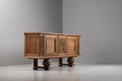 Credenza in rovere in stile barocco spagnolo con pannelli intagliati a foglie d'acanto, anni '40