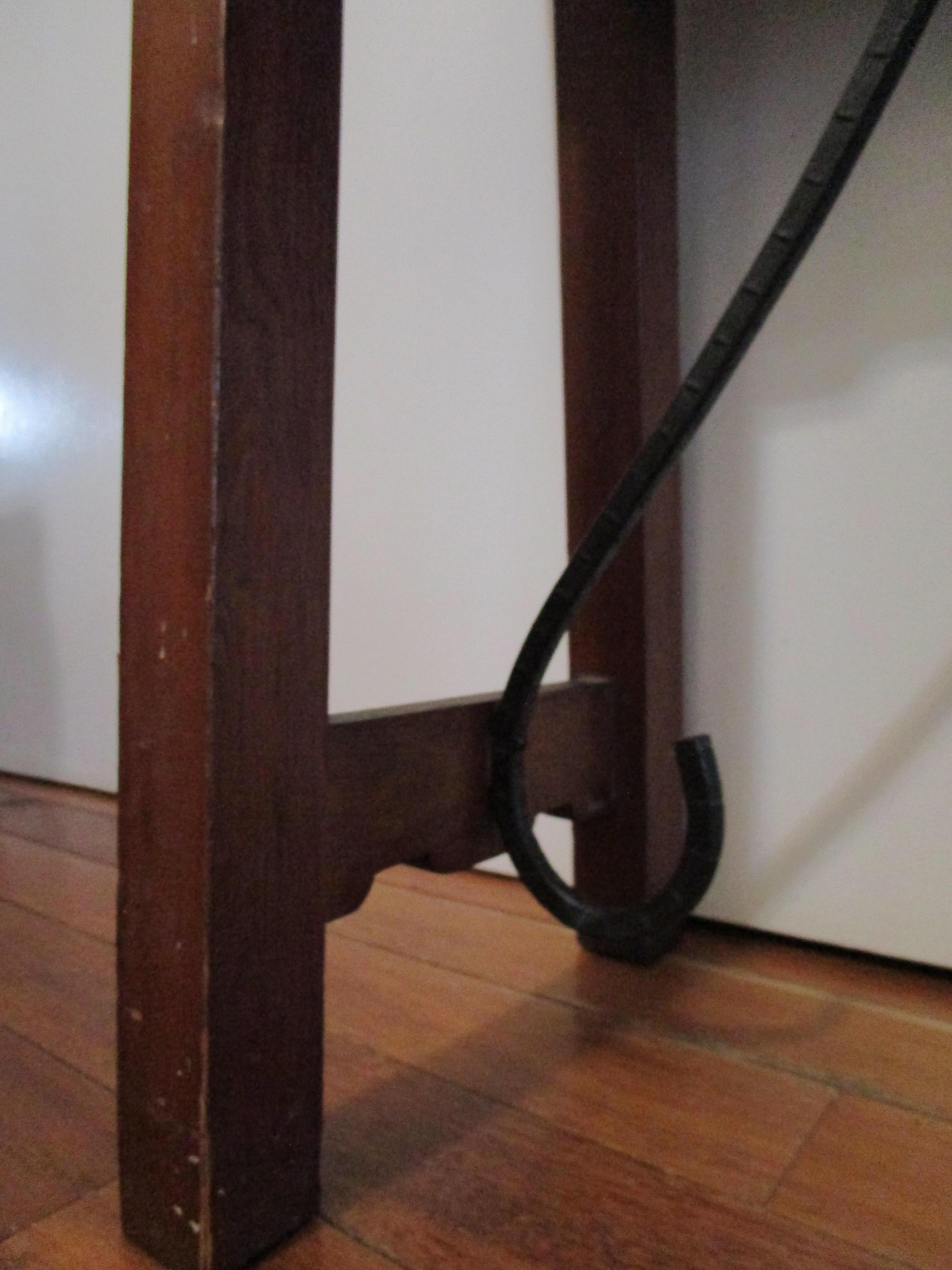 Table d'appoint baroque espagnole avec traverse en fer en vente 2