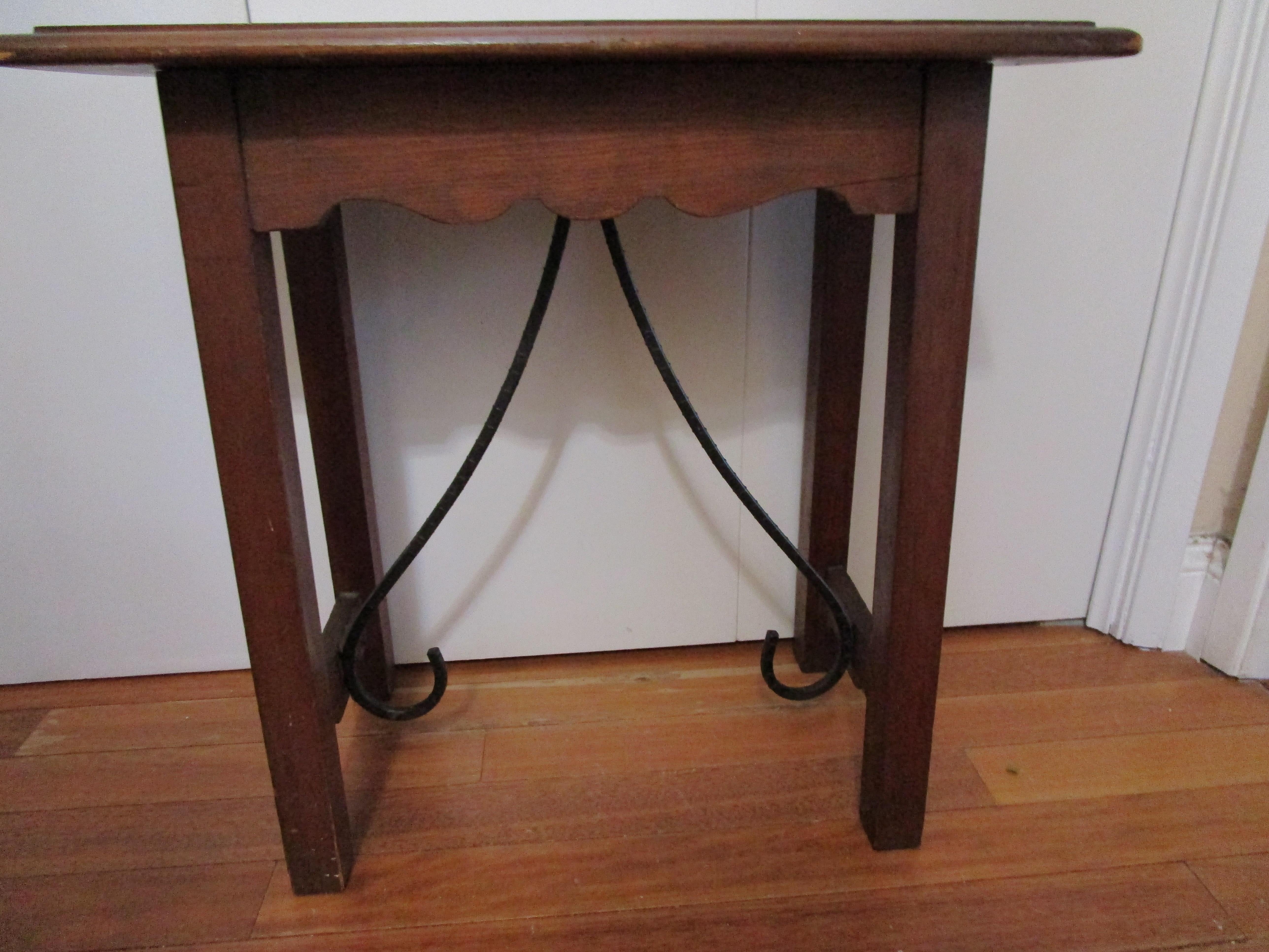 Cette table d'appoint rectangulaire baroque espagnole est élégante avec des dimensions architecturales. Il est inhabituel, avec ses touches de fer ébonisé sur le châssis. Cette table en noyer de style baroque espagnol est fabriquée avec un piétement