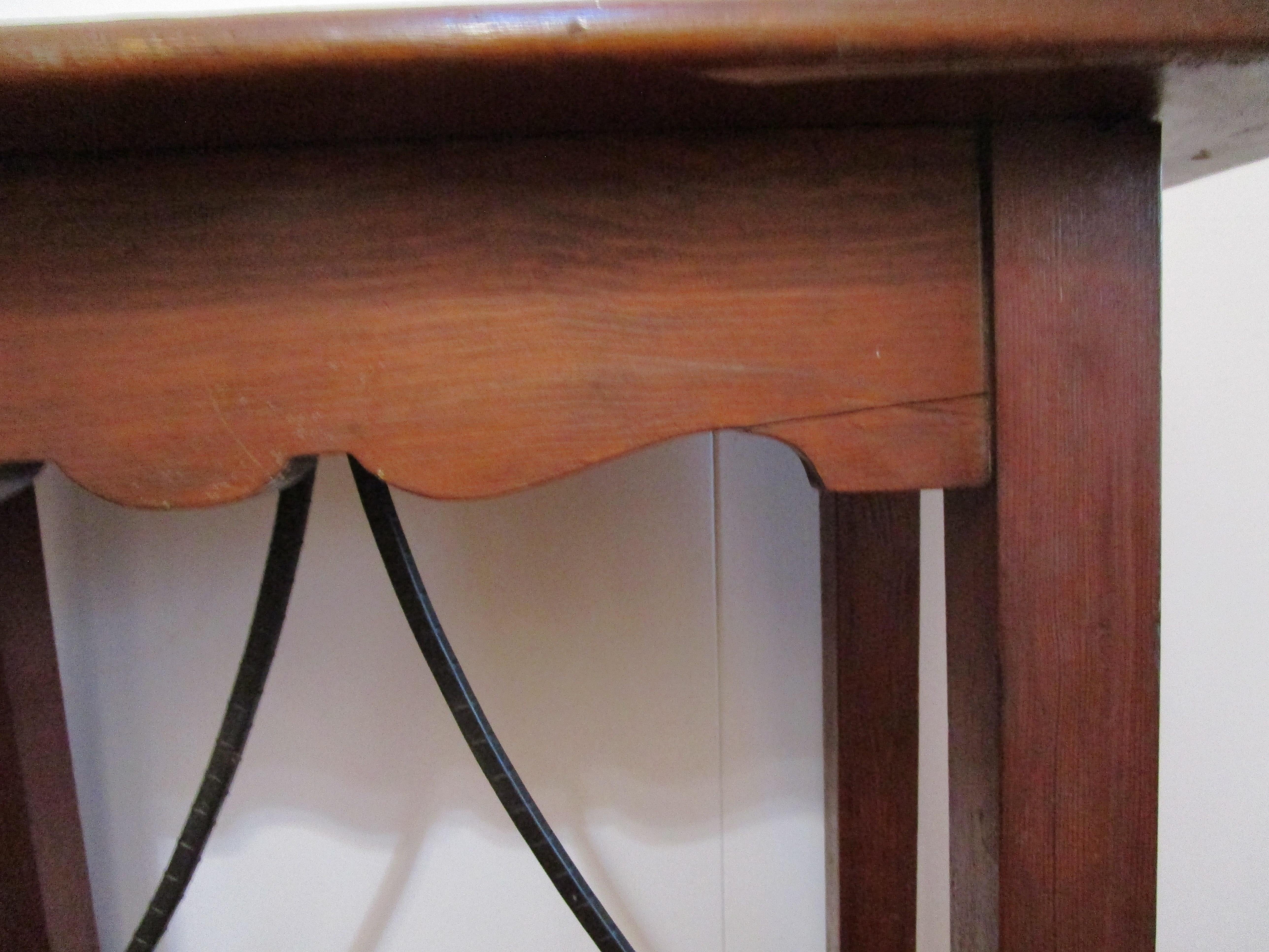 Baroque Table d'appoint baroque espagnole avec traverse en fer en vente