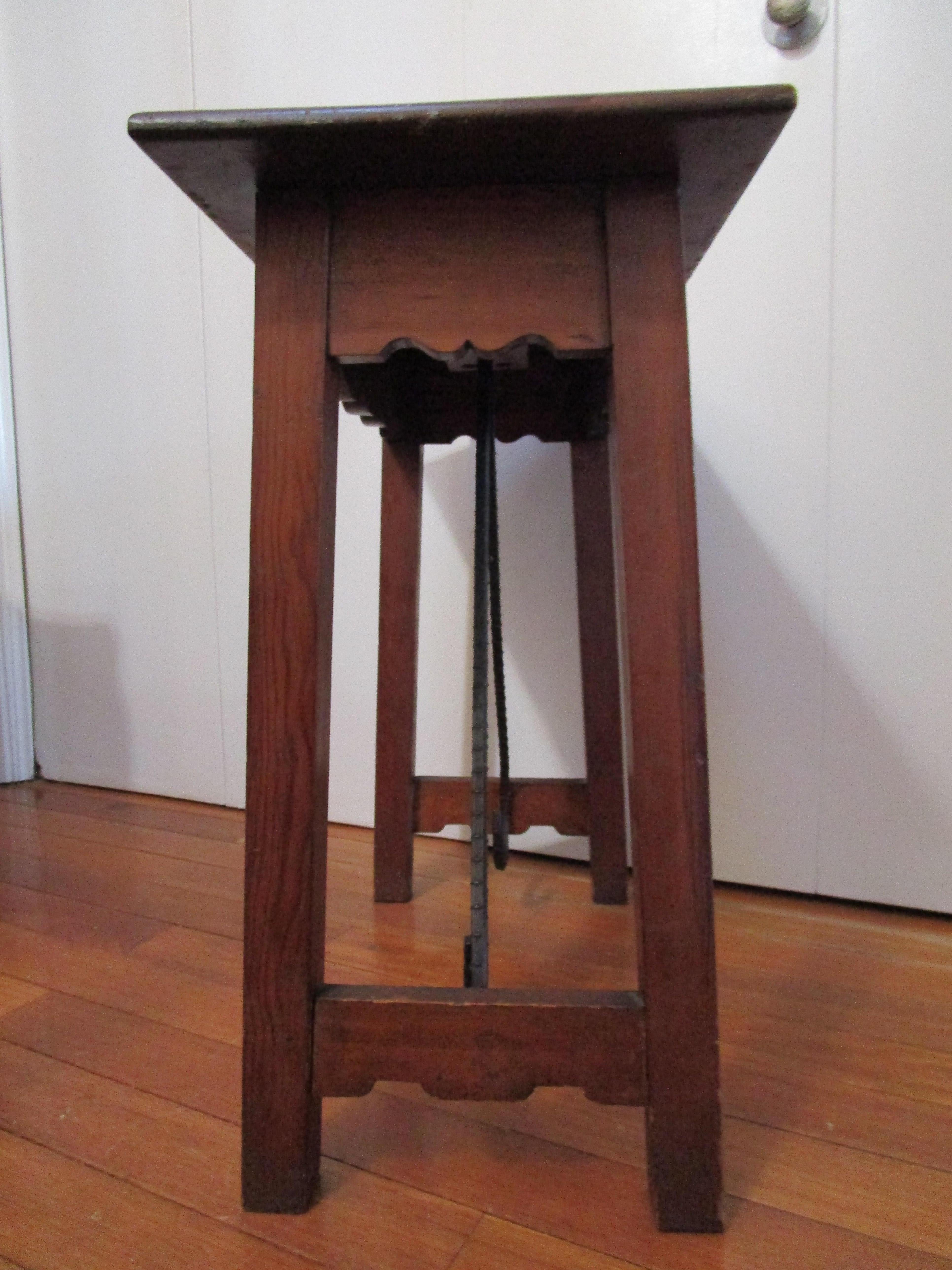 Espagnol Table d'appoint baroque espagnole avec traverse en fer en vente