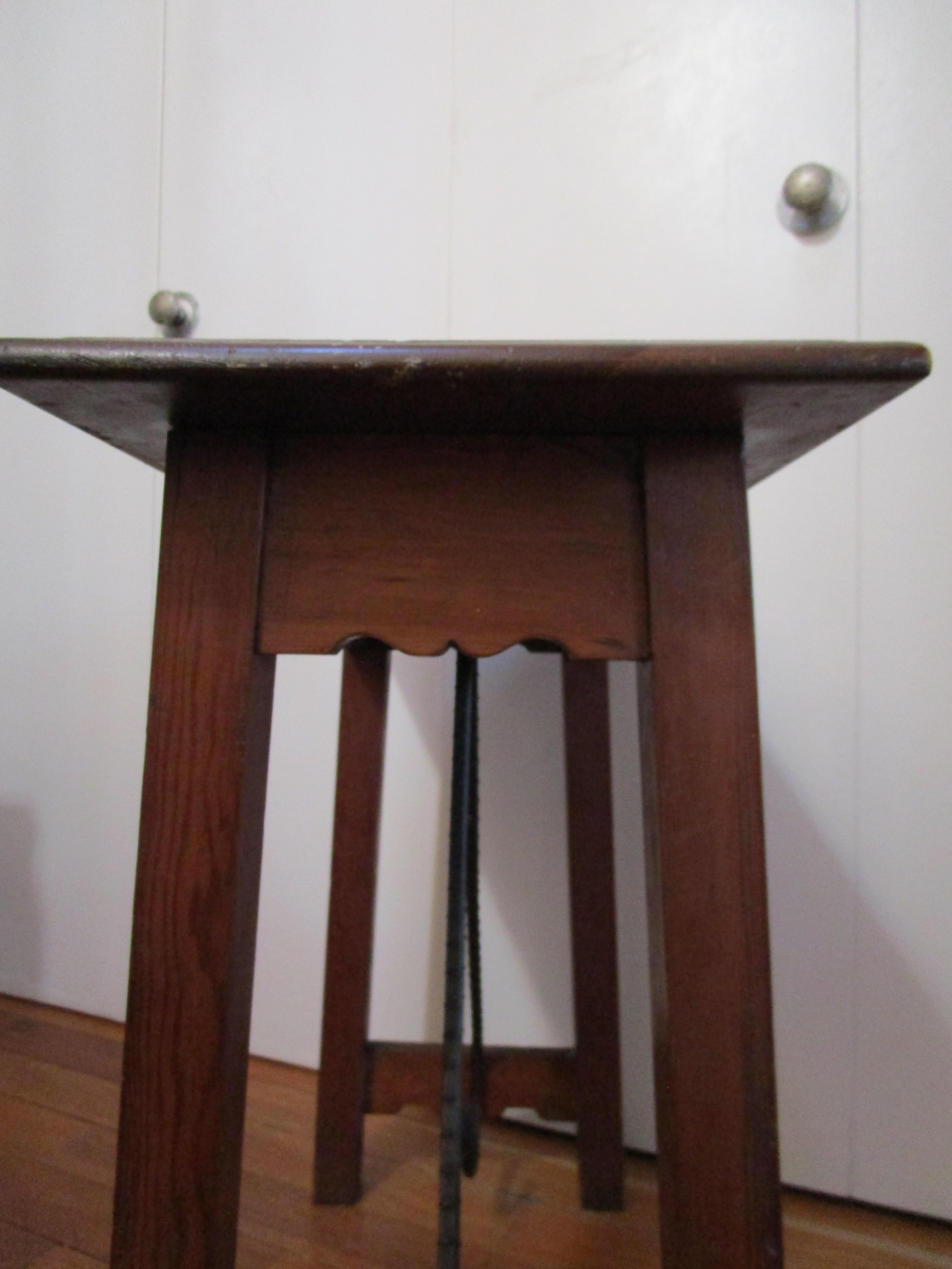 Ébénisé Table d'appoint baroque espagnole avec traverse en fer en vente