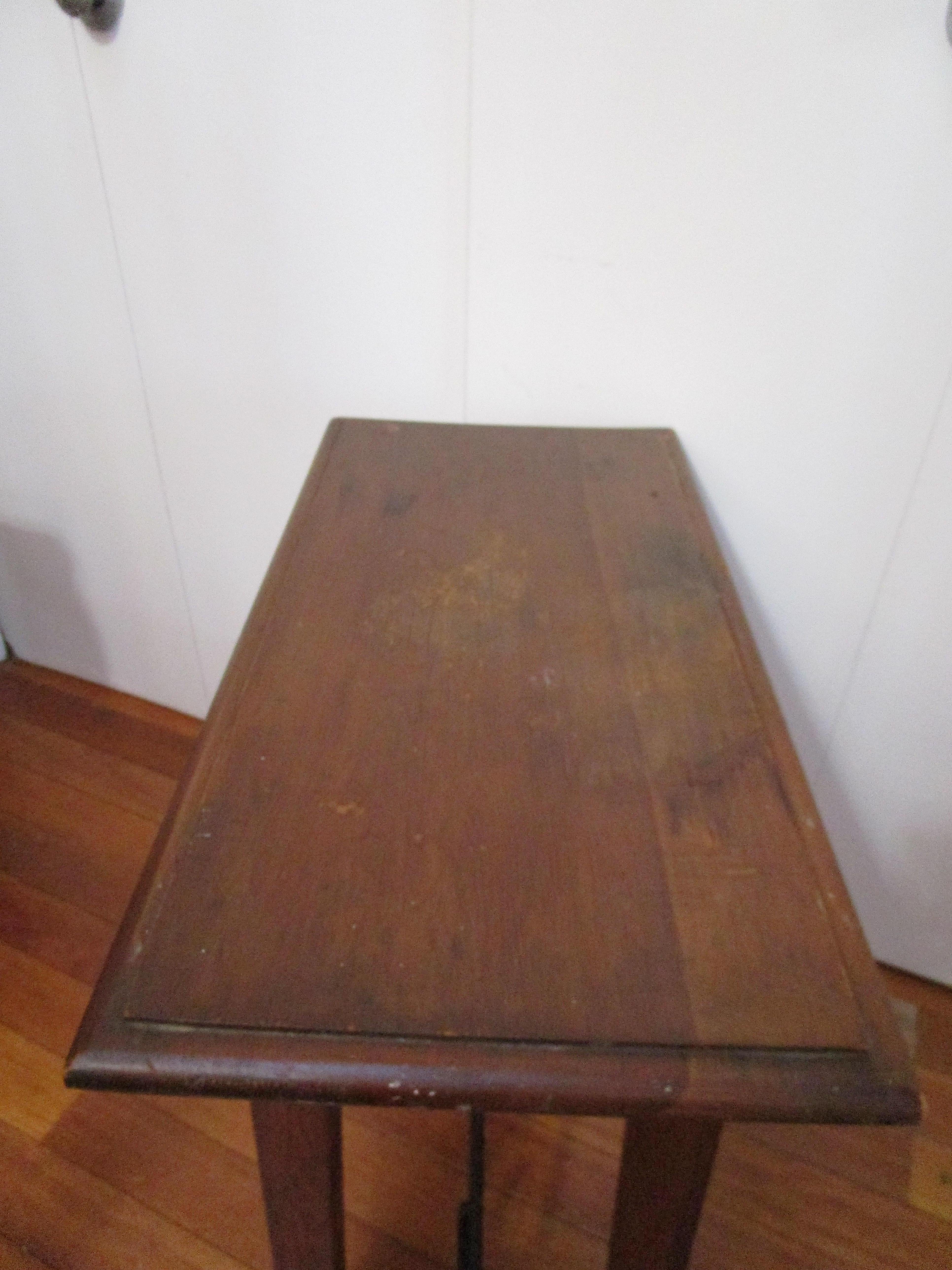 Table d'appoint baroque espagnole avec traverse en fer Bon état - En vente à Lomita, CA