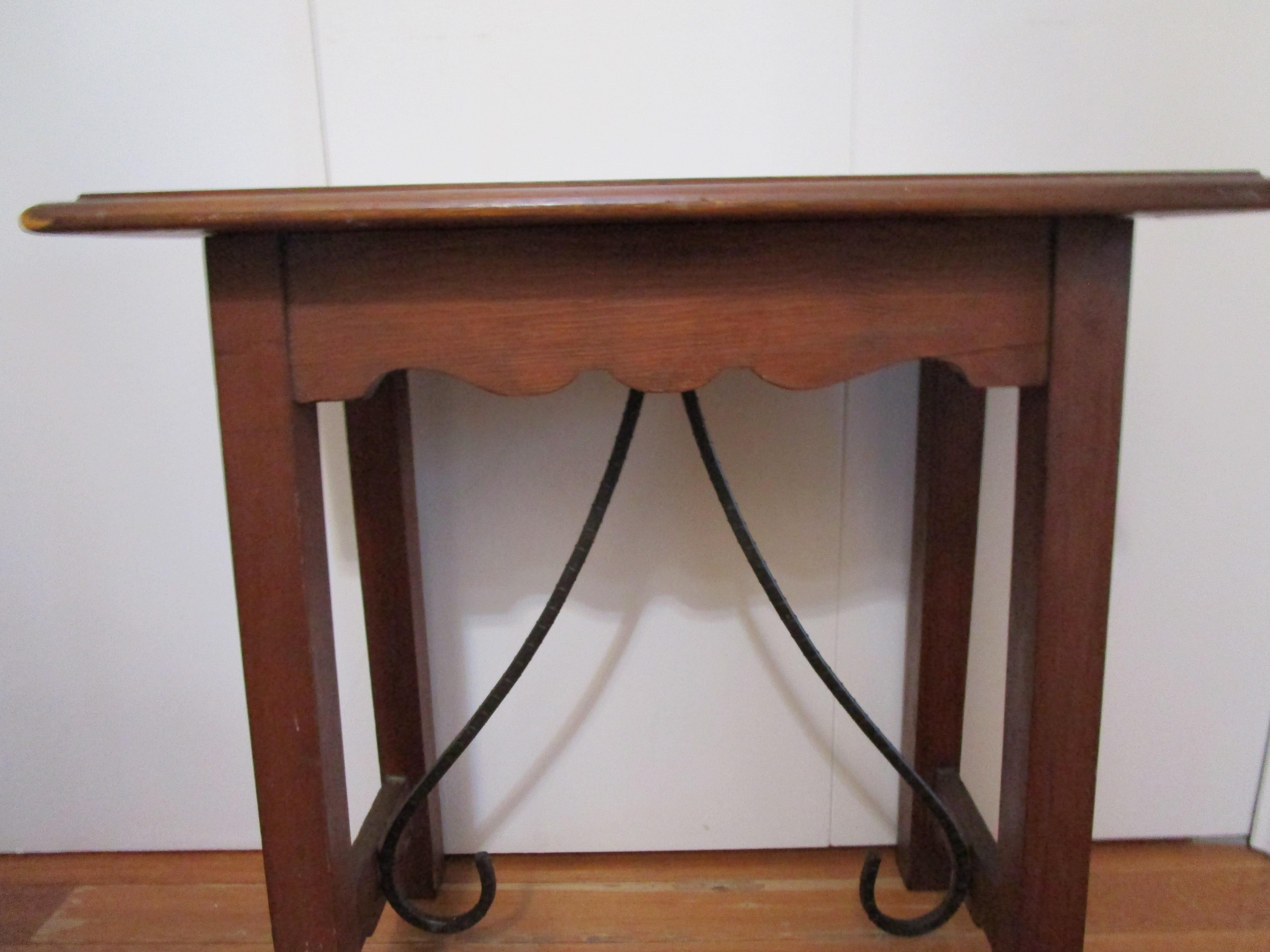Table d'appoint baroque espagnole avec traverse en fer en vente 1