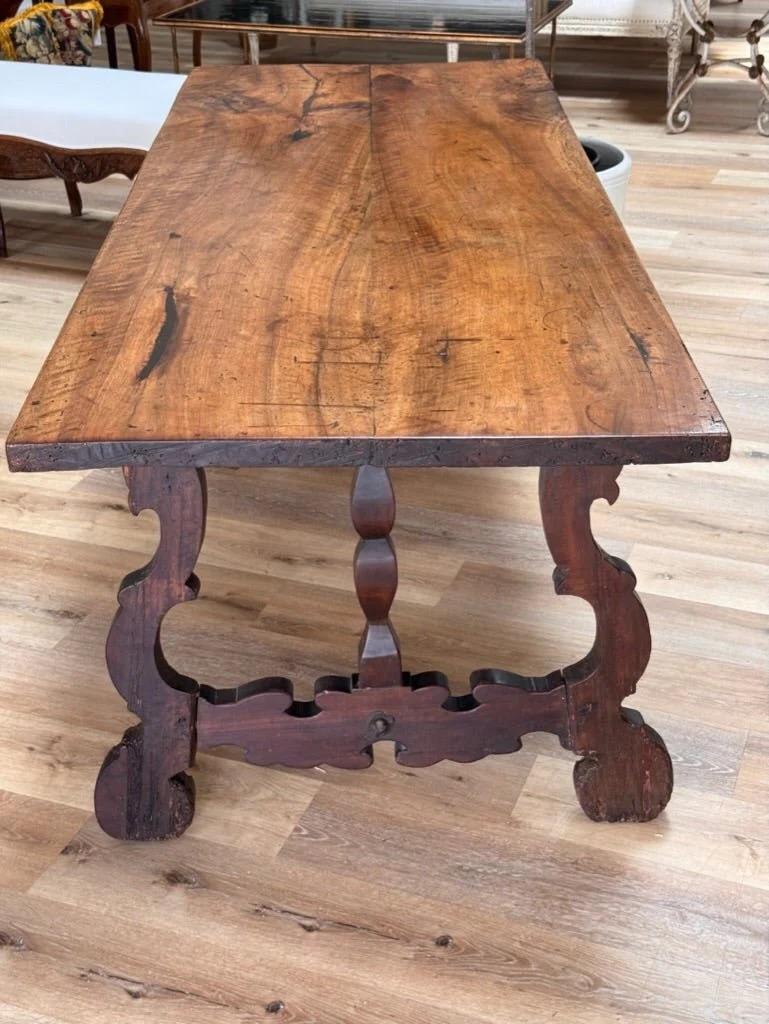 Periodo: 17° secolo. Tavolo a cavalletto rettangolare barocco spagnolo con una patina eccezionale, 1670 circa, con piano a due tavole di 1 1/4
