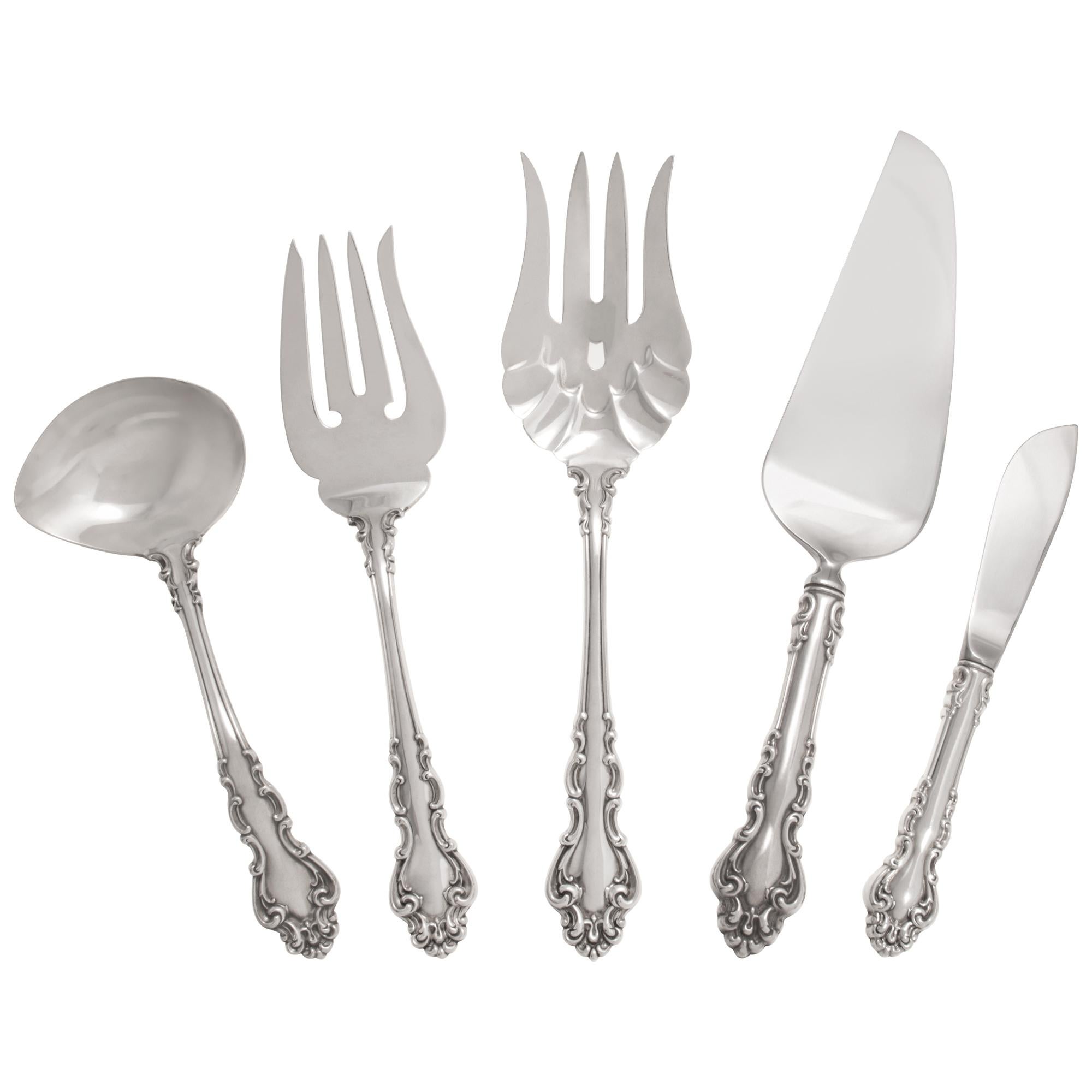 Set di posate in sterling SPANISH BAROQUE brevettato da Reed & Barton nel 1965. Set da 4 coperti per 12 persone (doppi cucchiai da tè) e 8 pezzi da portata. TOTALE: 68 pezzi. 105,50 once troy (i pezzi con lame in acciaio sterling sono conteggiati