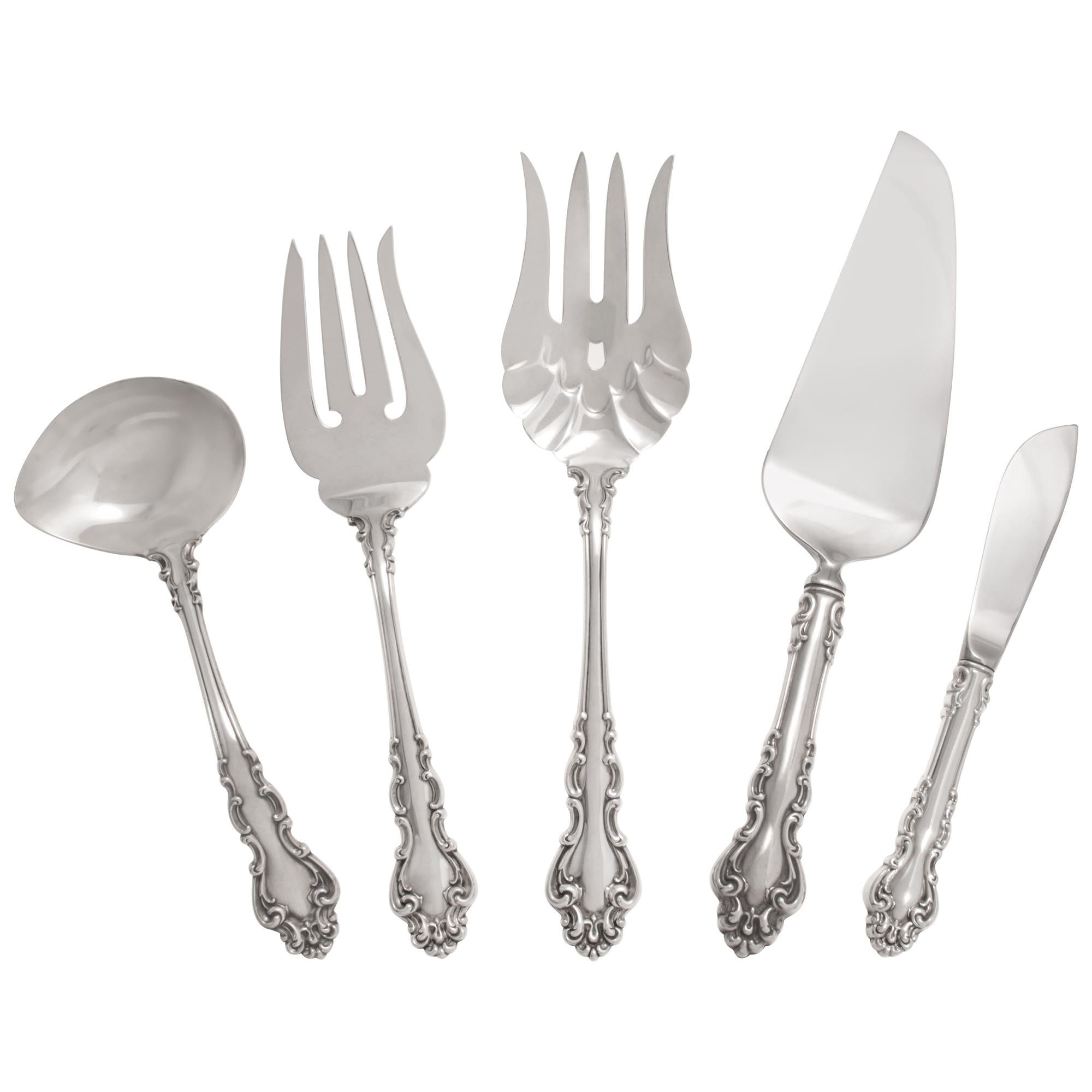 SPANISCHES BAROQUE-Besteck aus Sterling, patentiert von Reed & Barton im Jahr 1965. 4 Gedecke für 12 Personen (doppelte Teelöffel) und 8 Servierbestecke. GESAMT: 68 Stück. 105,50 Feinunzen, (Stücke mit Klingen aus Sterling-Stahl werden zu je 1