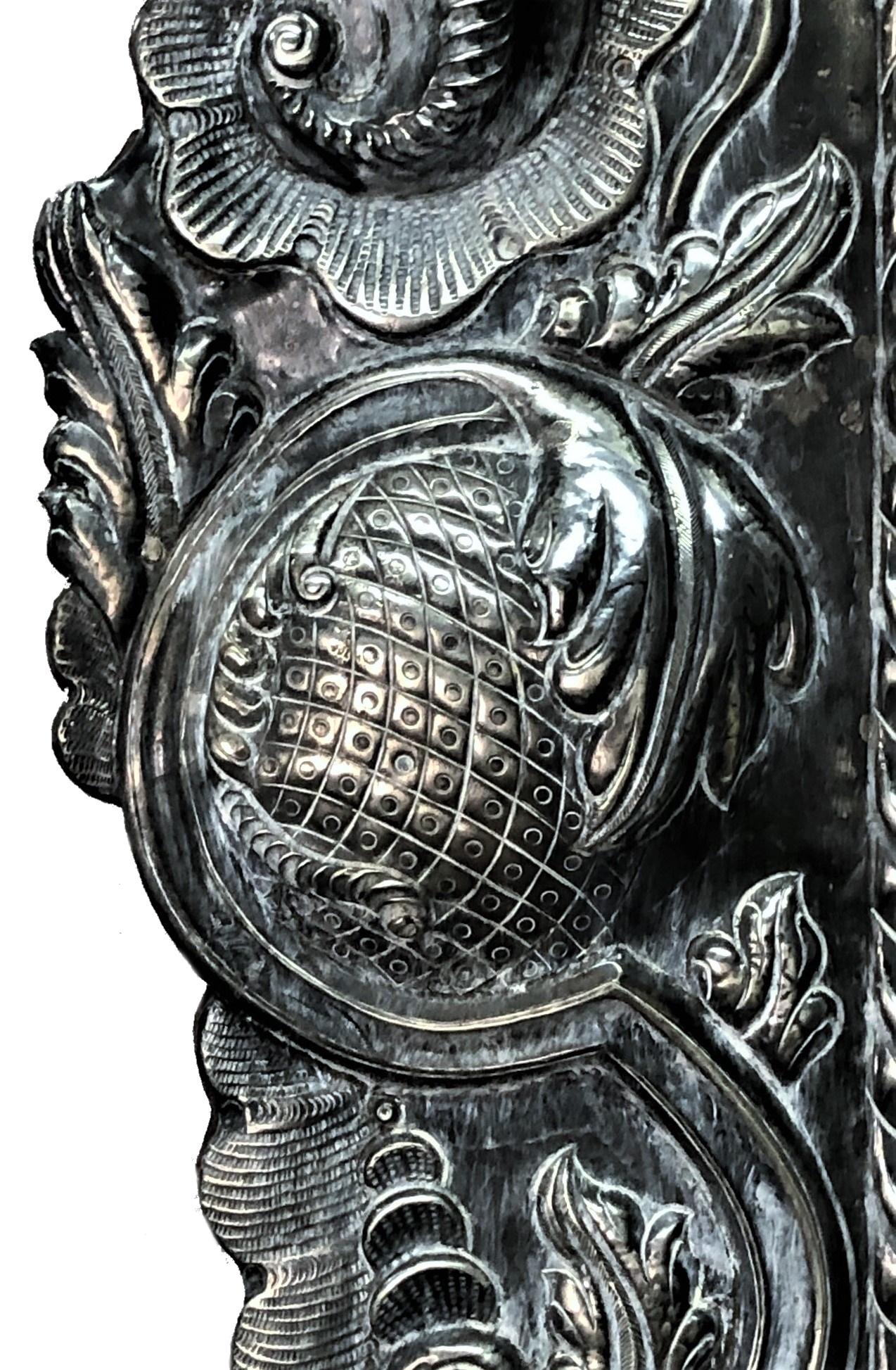 Spanischer Barock Spiegel/Bilderrahmen aus Repoussé-Silber, XVII Jh. (Spätes 17. Jahrhundert) im Angebot