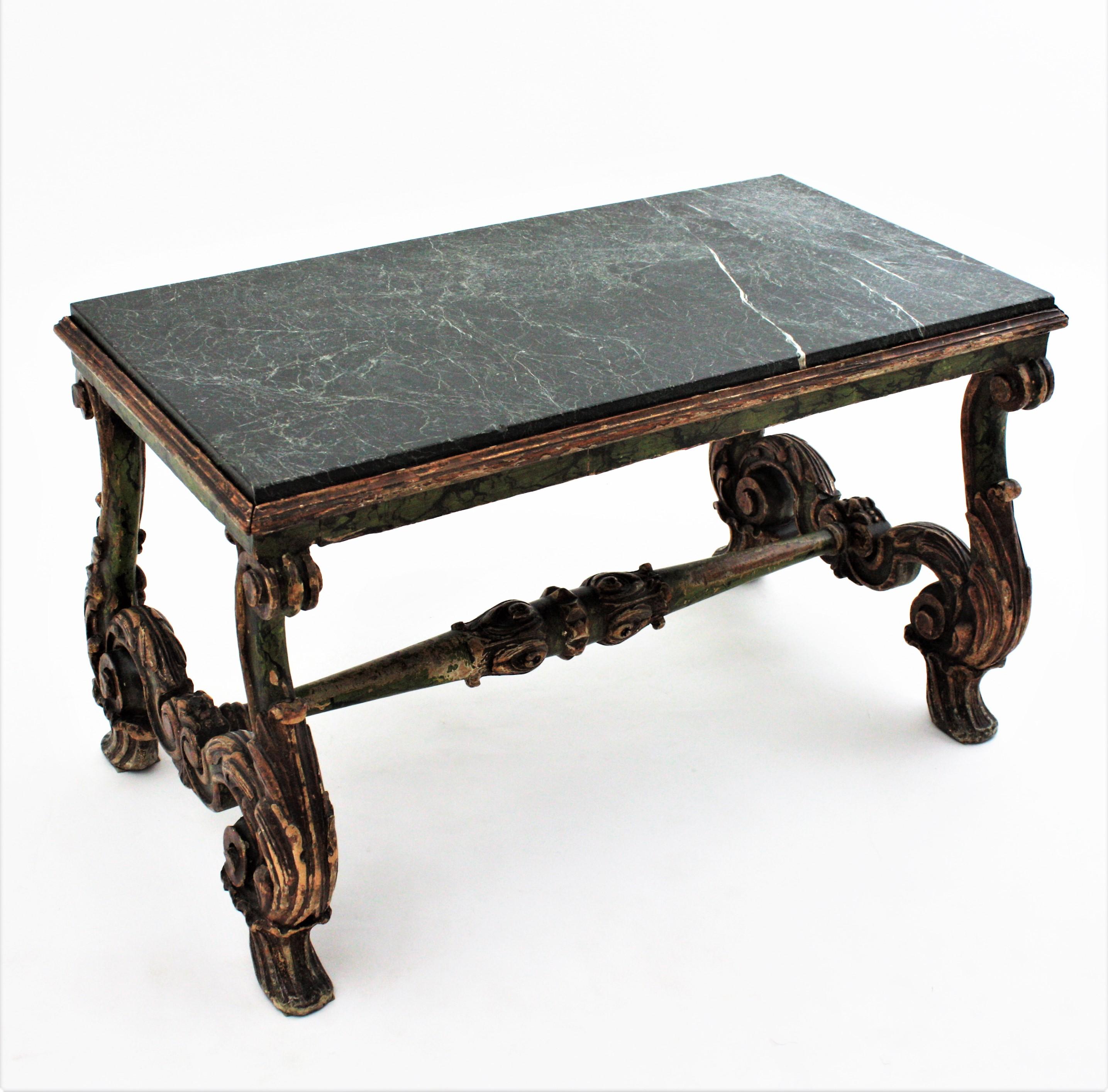 Marbre Table basse baroque espagnole en bois sculpté avec plateau en marbre vert en vente