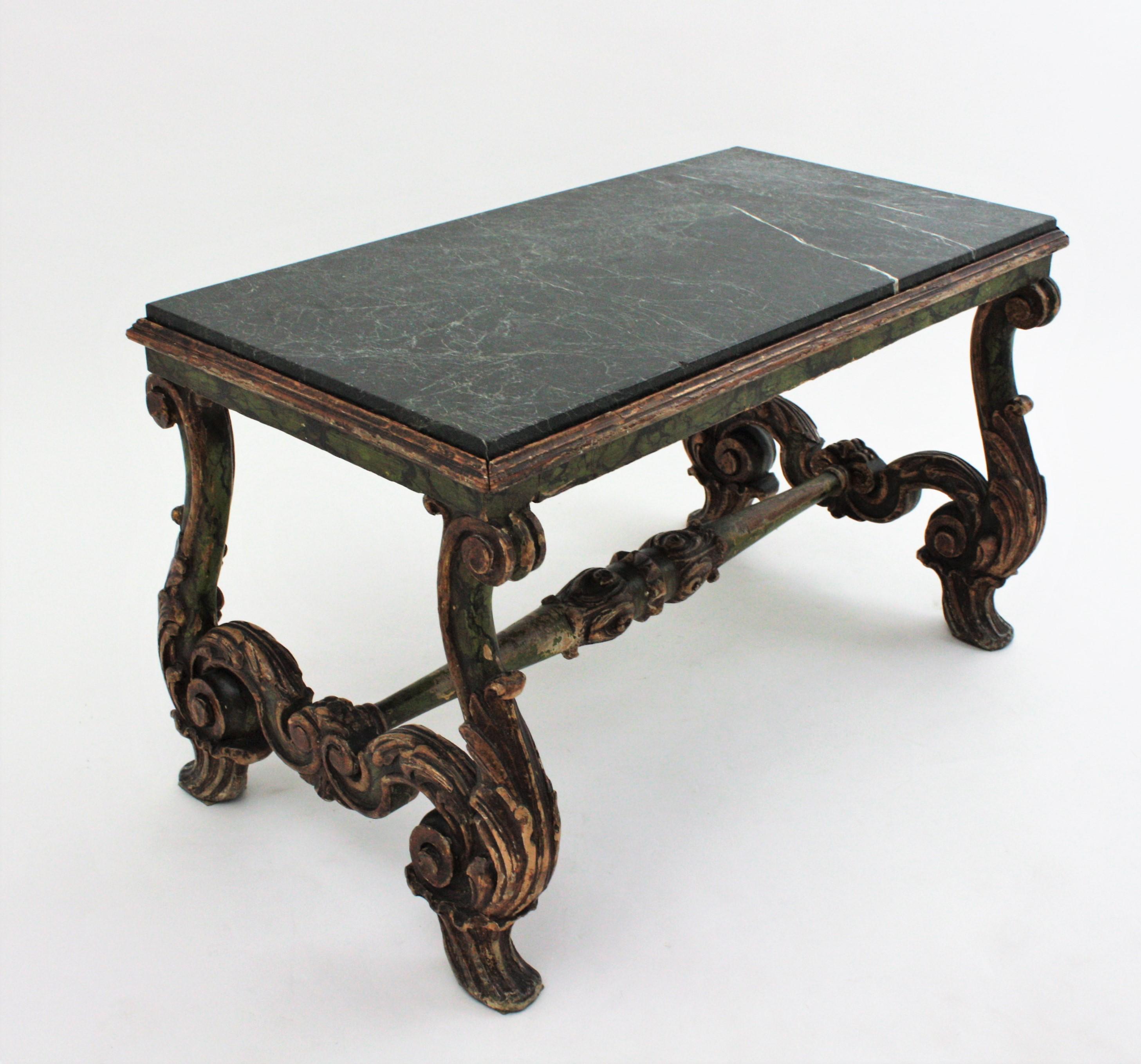 Table basse baroque espagnole en bois sculpté avec plateau en marbre vert en vente 1