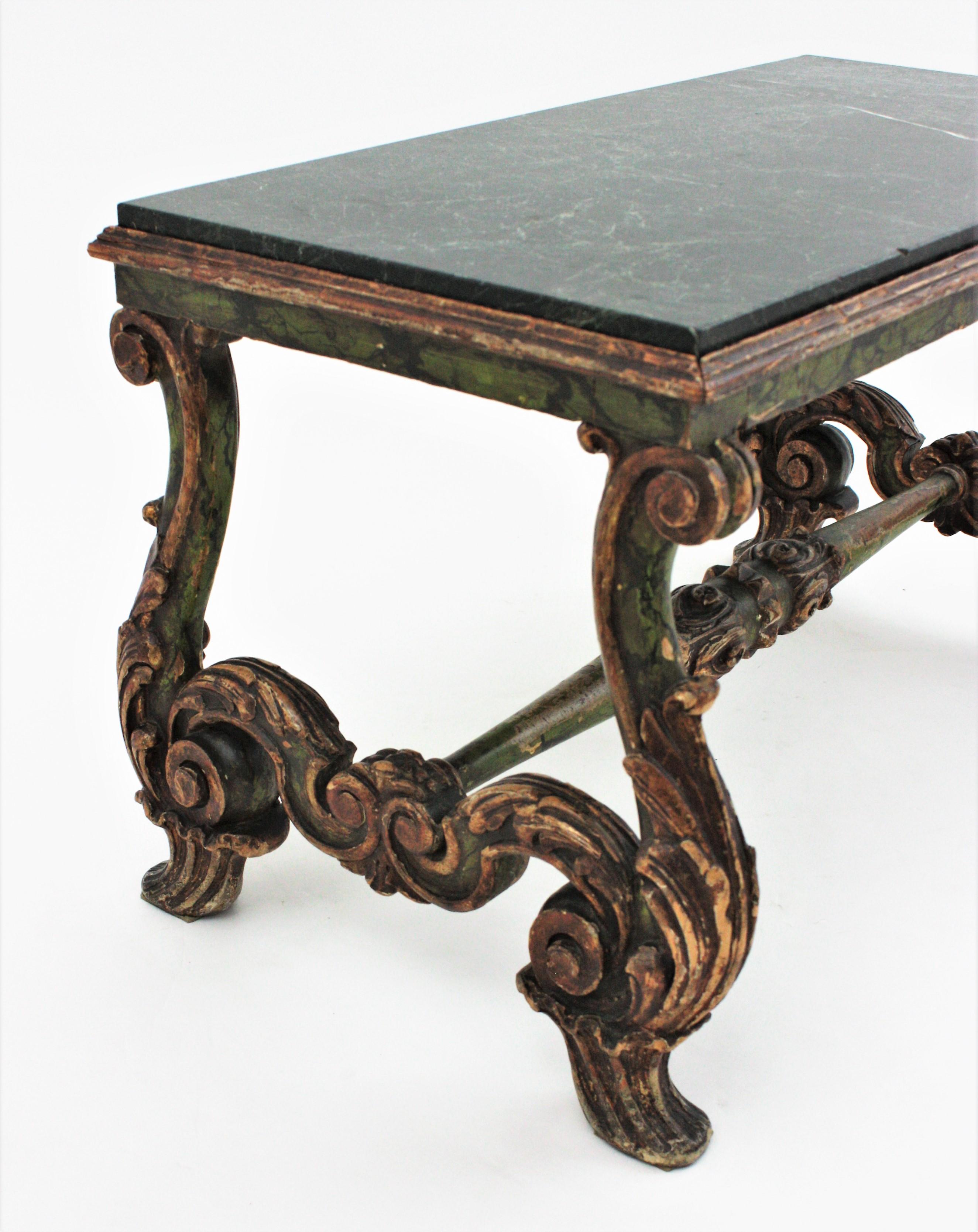 Table basse baroque espagnole en bois sculpté avec plateau en marbre vert en vente 2