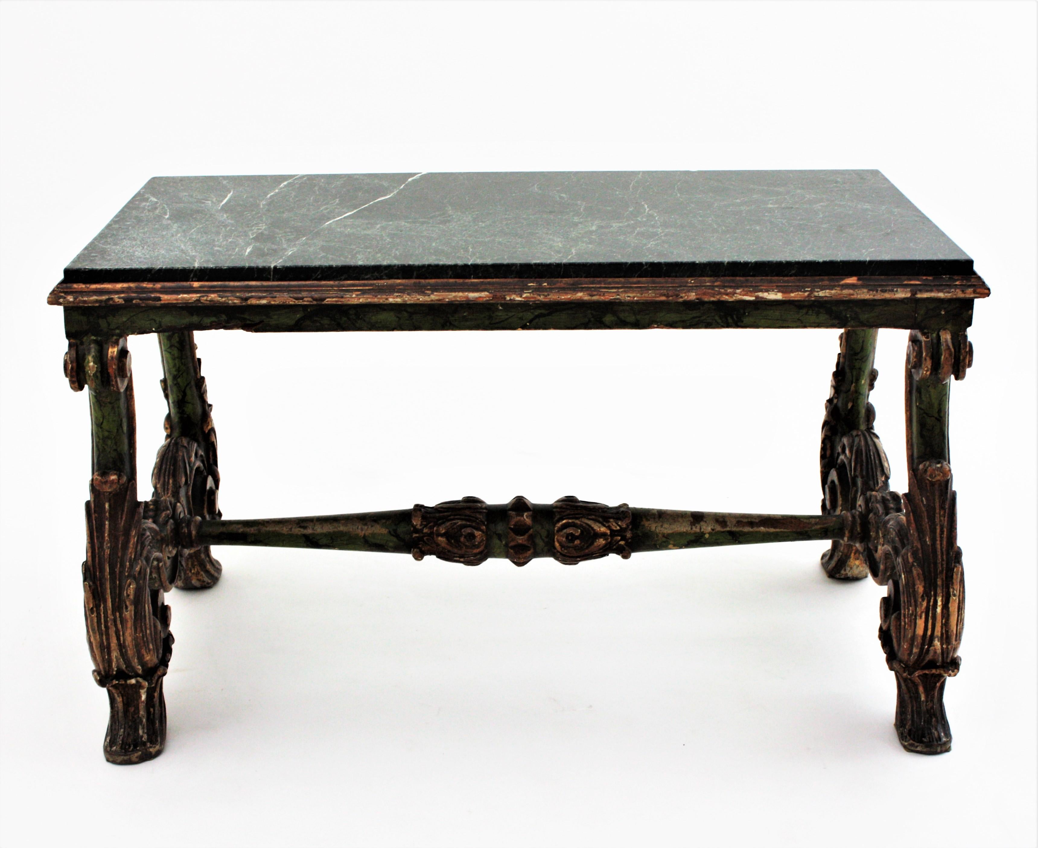 Néo-baroque Table basse baroque espagnole en bois sculpté avec plateau en marbre vert en vente