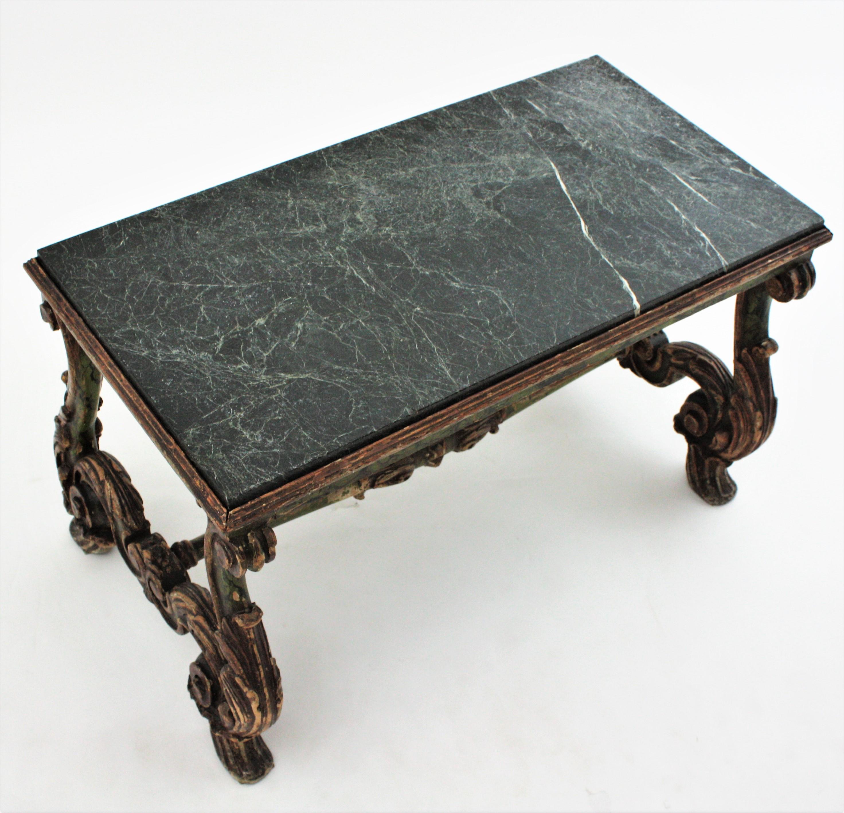 Sculpté à la main Table basse baroque espagnole en bois sculpté avec plateau en marbre vert en vente