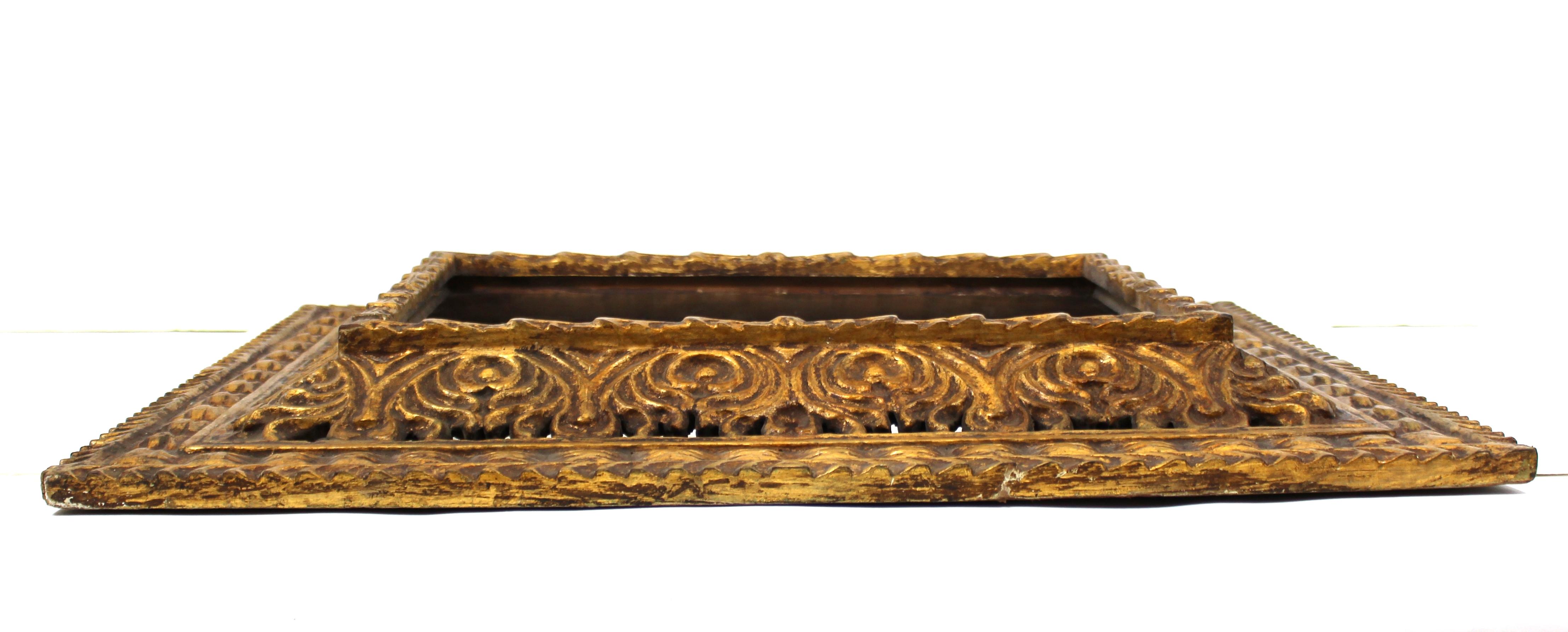 Cadre en bois doré sculpté de style néo-baroque espagnol en vente 1