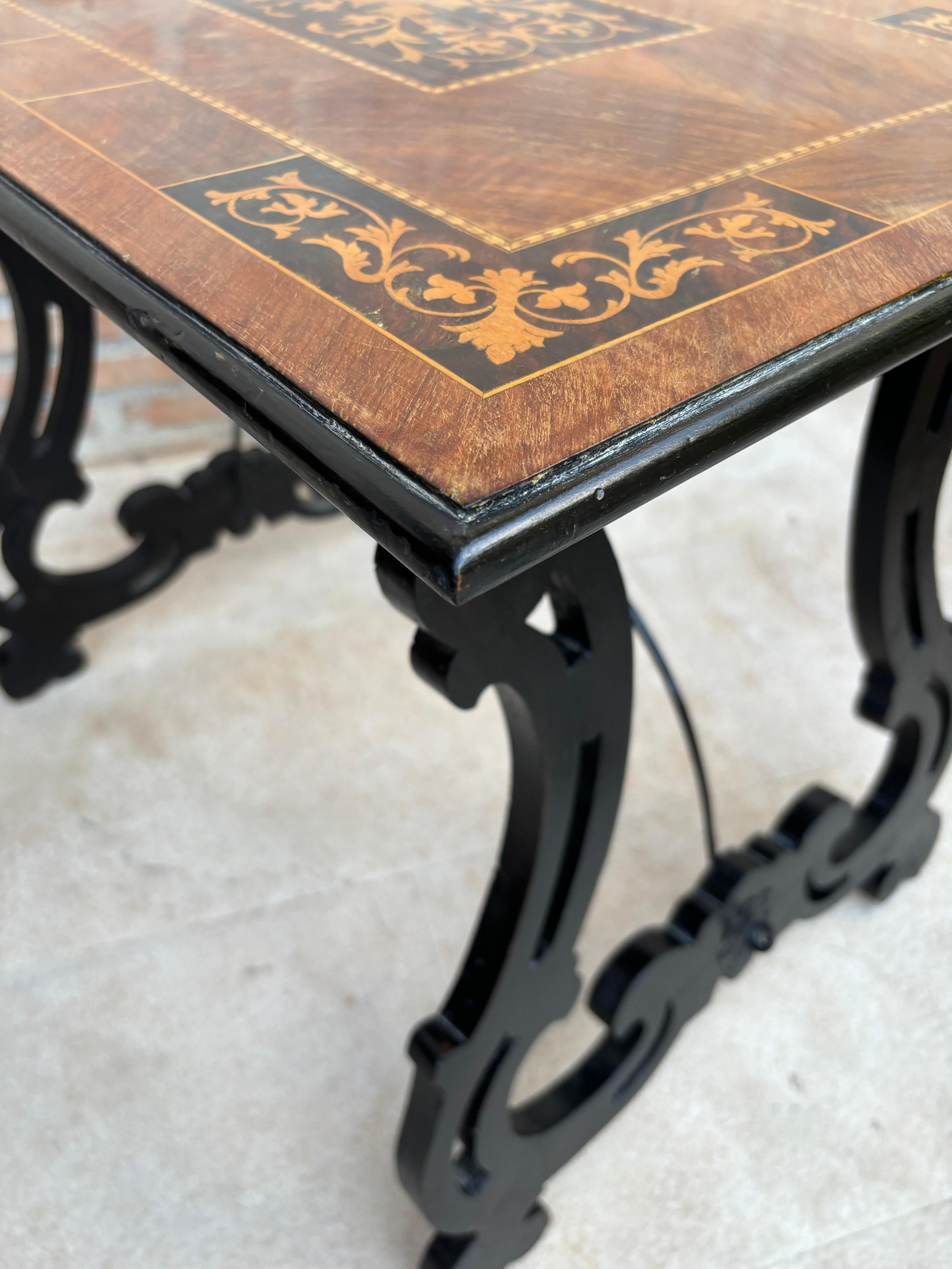 Mesa auxiliar barroca española con patas de lira y tapa de marquetería, 1850 en venta 3