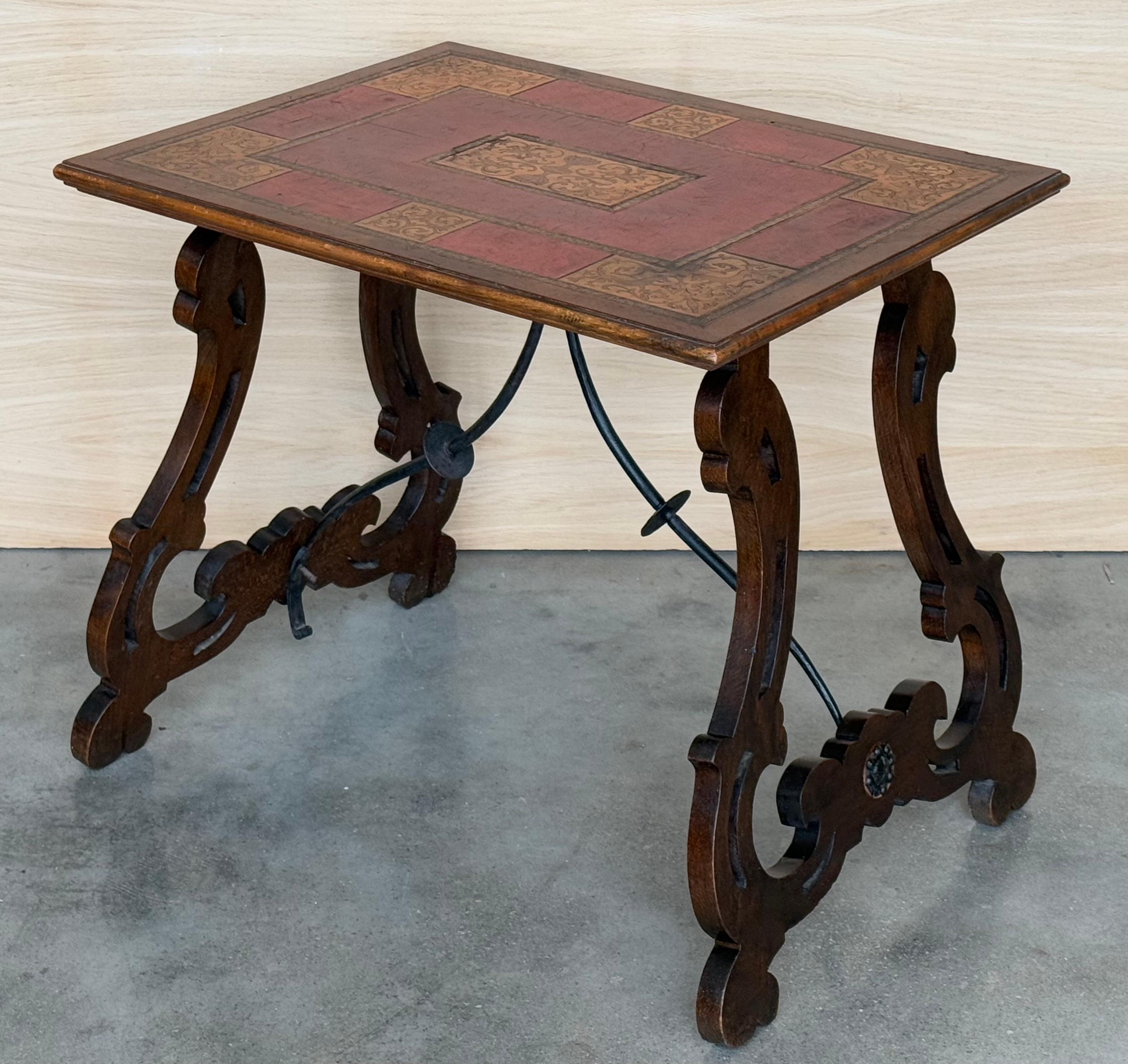 Mesa auxiliar barroca española con patas de lira y tapa de marquetería, 1850 en venta 3