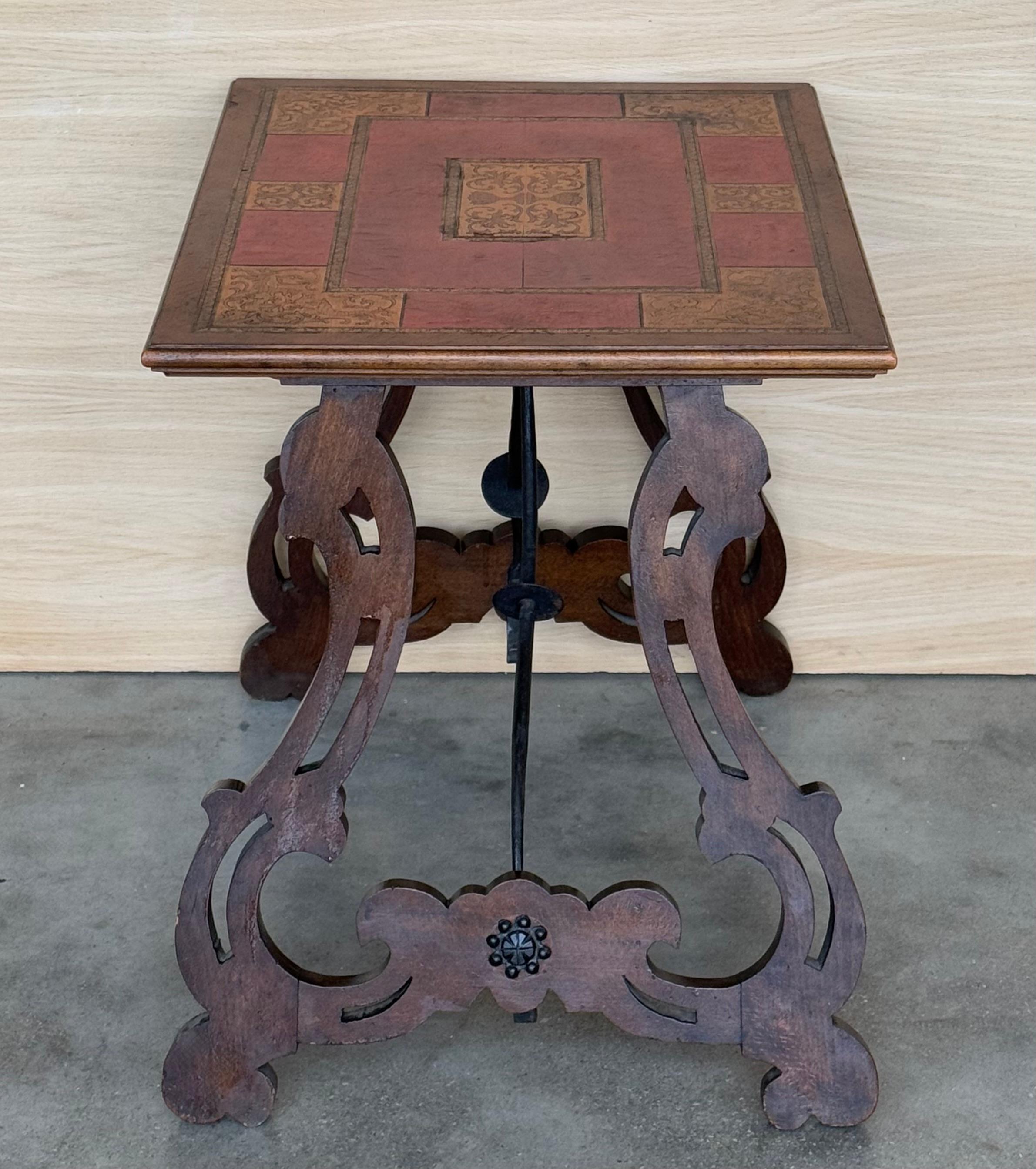 Mesa auxiliar barroca española con patas de lira y tapa de marquetería, 1850 en venta 4