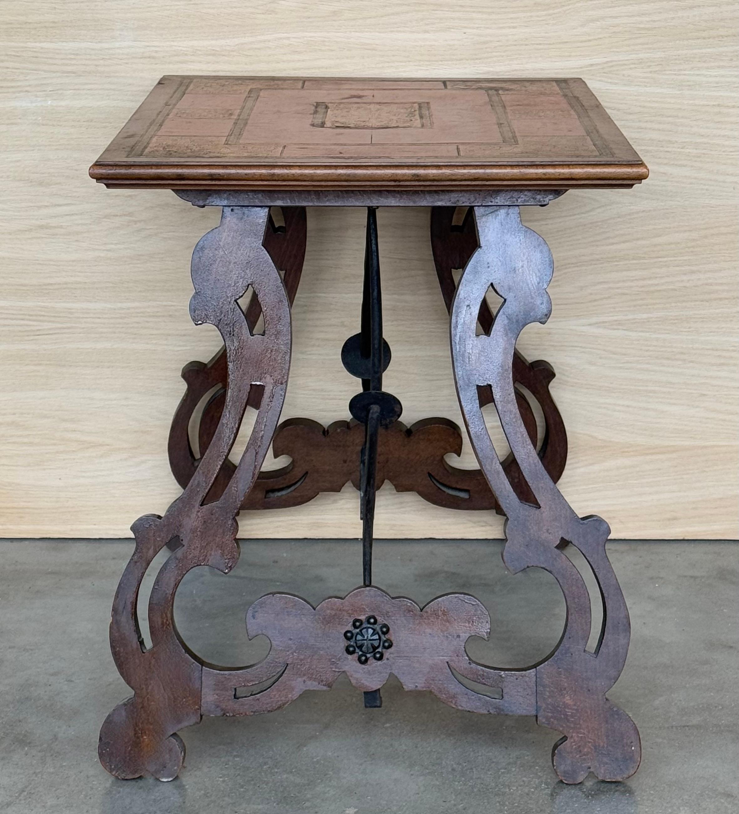Mesa auxiliar barroca española con patas de lira y tapa de marquetería, 1850 en venta 5