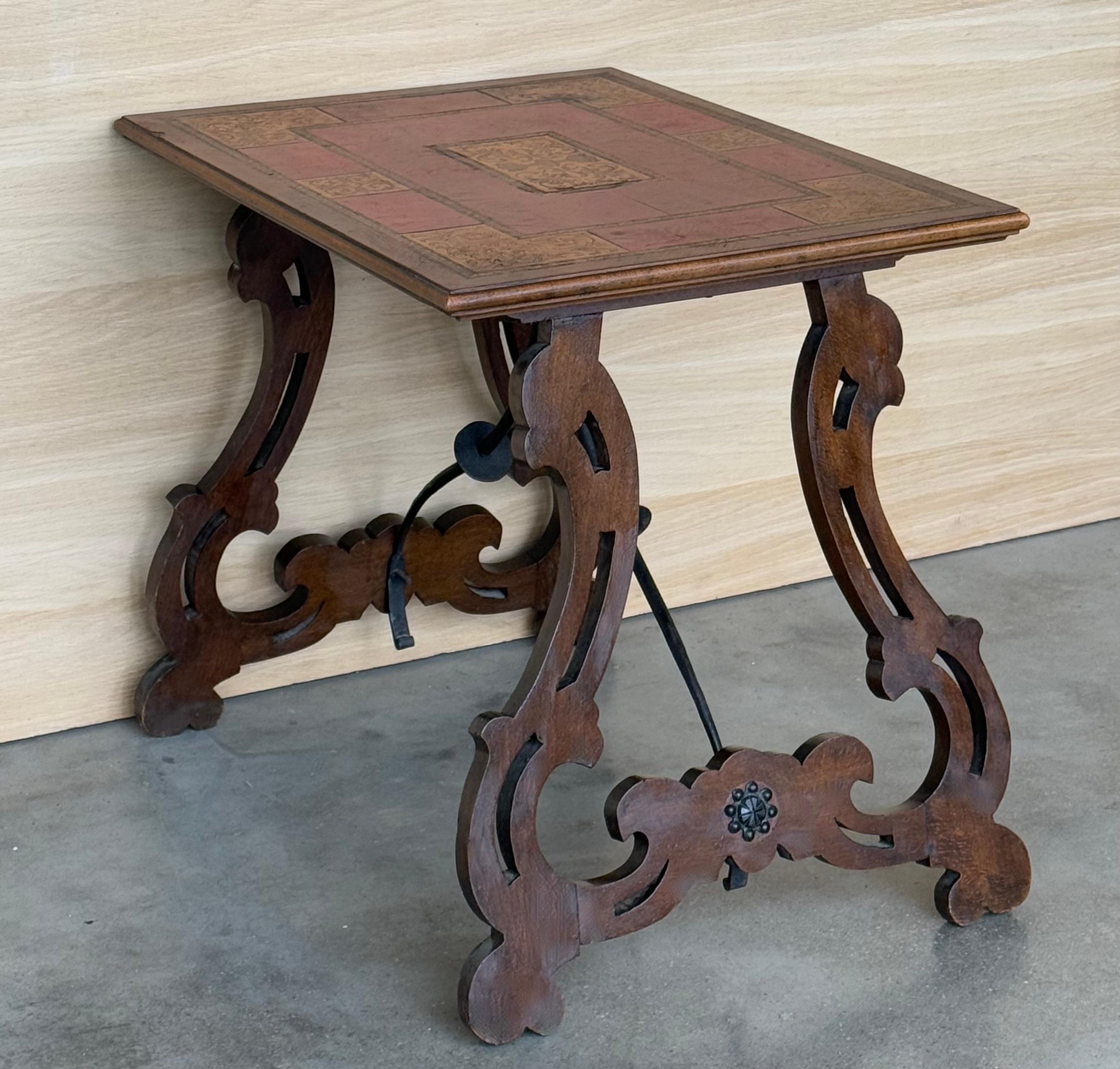Mesa auxiliar barroca española con patas de lira y tapa de marquetería, 1850 en venta 6