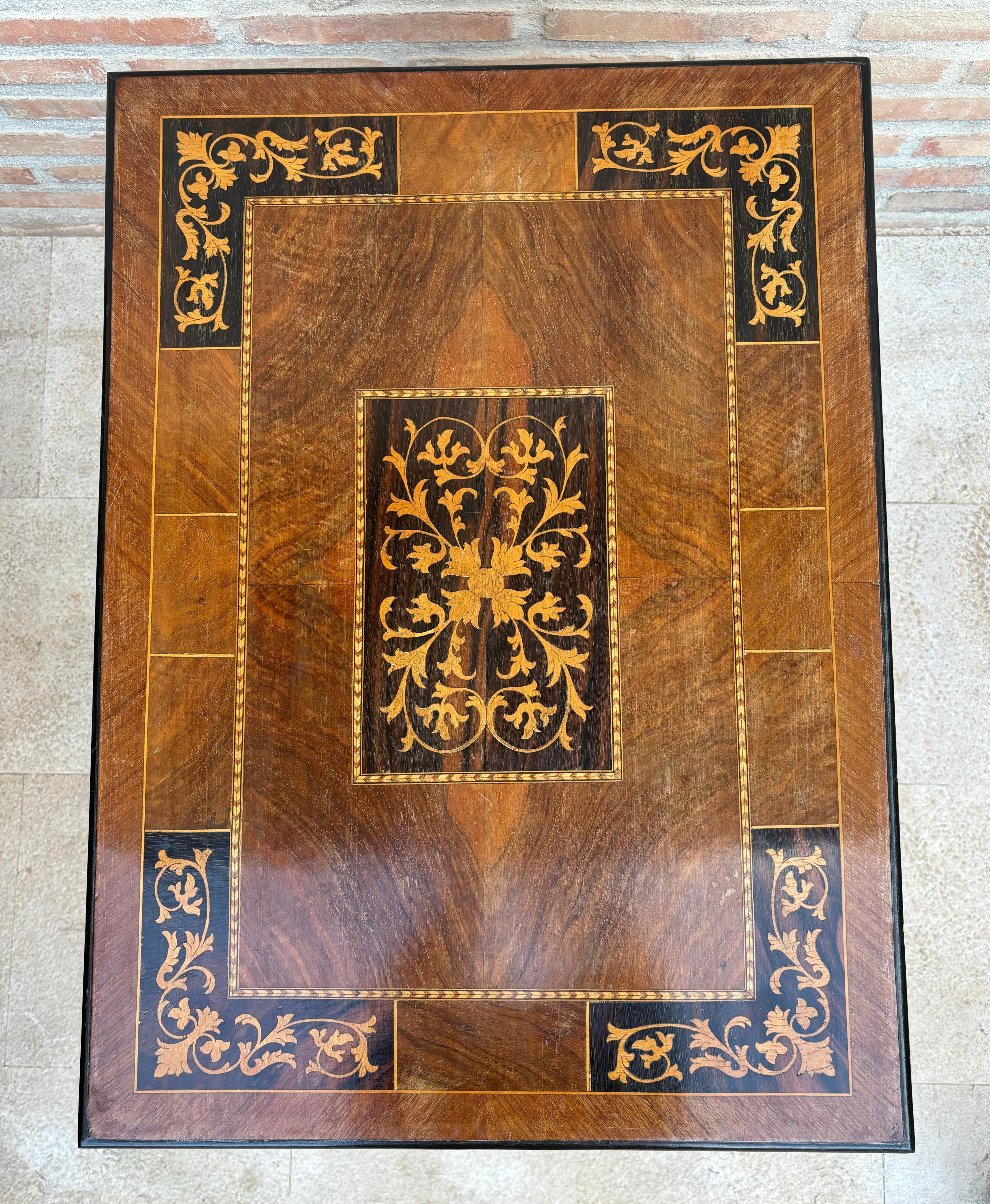 Mesa auxiliar barroca española del siglo XIX con tapa de marquetería

Mesa caballete española del siglo XIX en nogal. Esta pieza tiene una gran escala, bonitas patas en forma de lira con camilla de hierro forjado a mano y hermosa tapa de