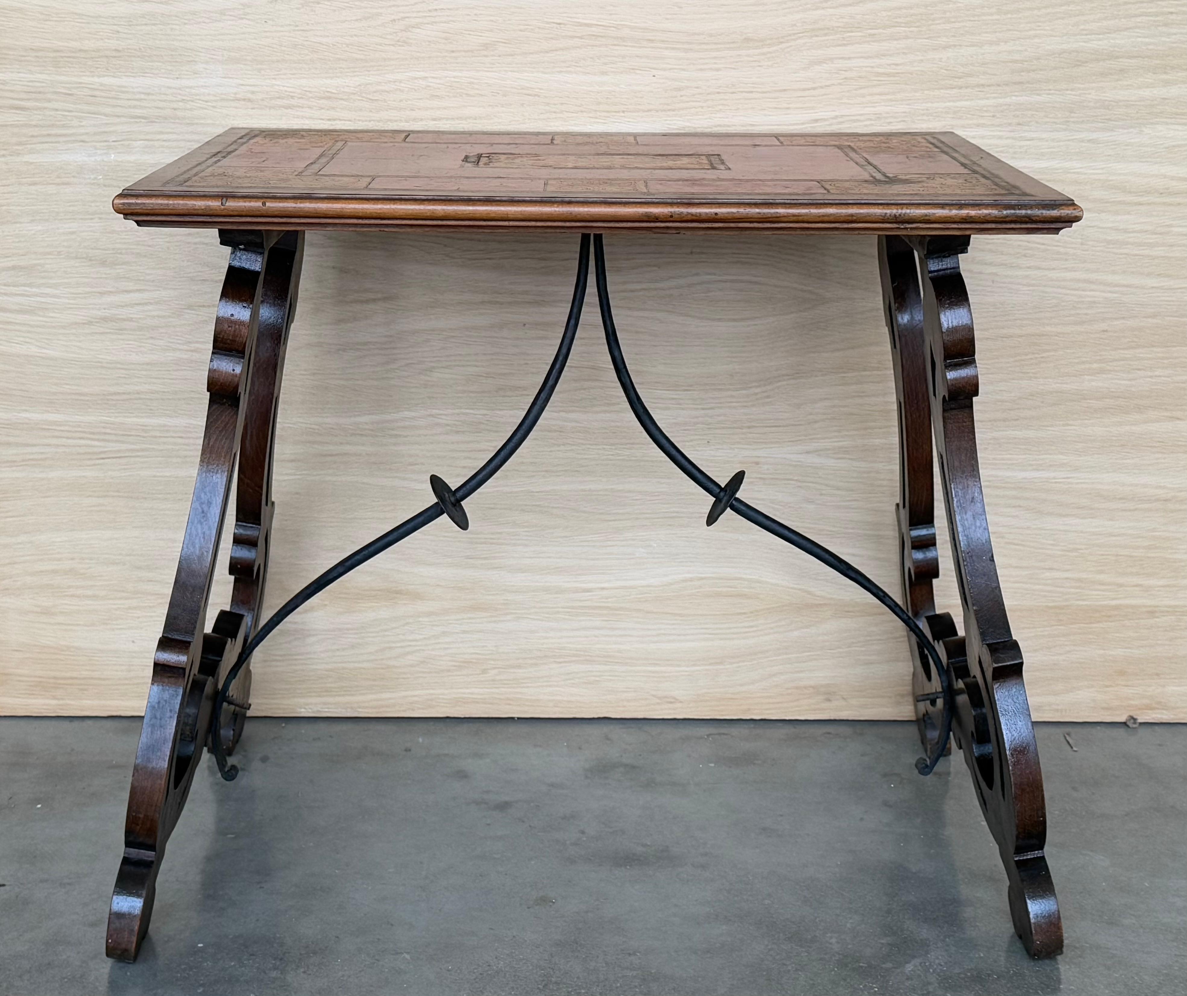 Mesa auxiliar barroca española del siglo XIX con tapa de marquetería

Mesa caballete española del siglo XIX en nogal. Esta pieza tiene una gran escala, bonitas patas en forma de lira con camilla de hierro forjado a mano y hermosa tapa de