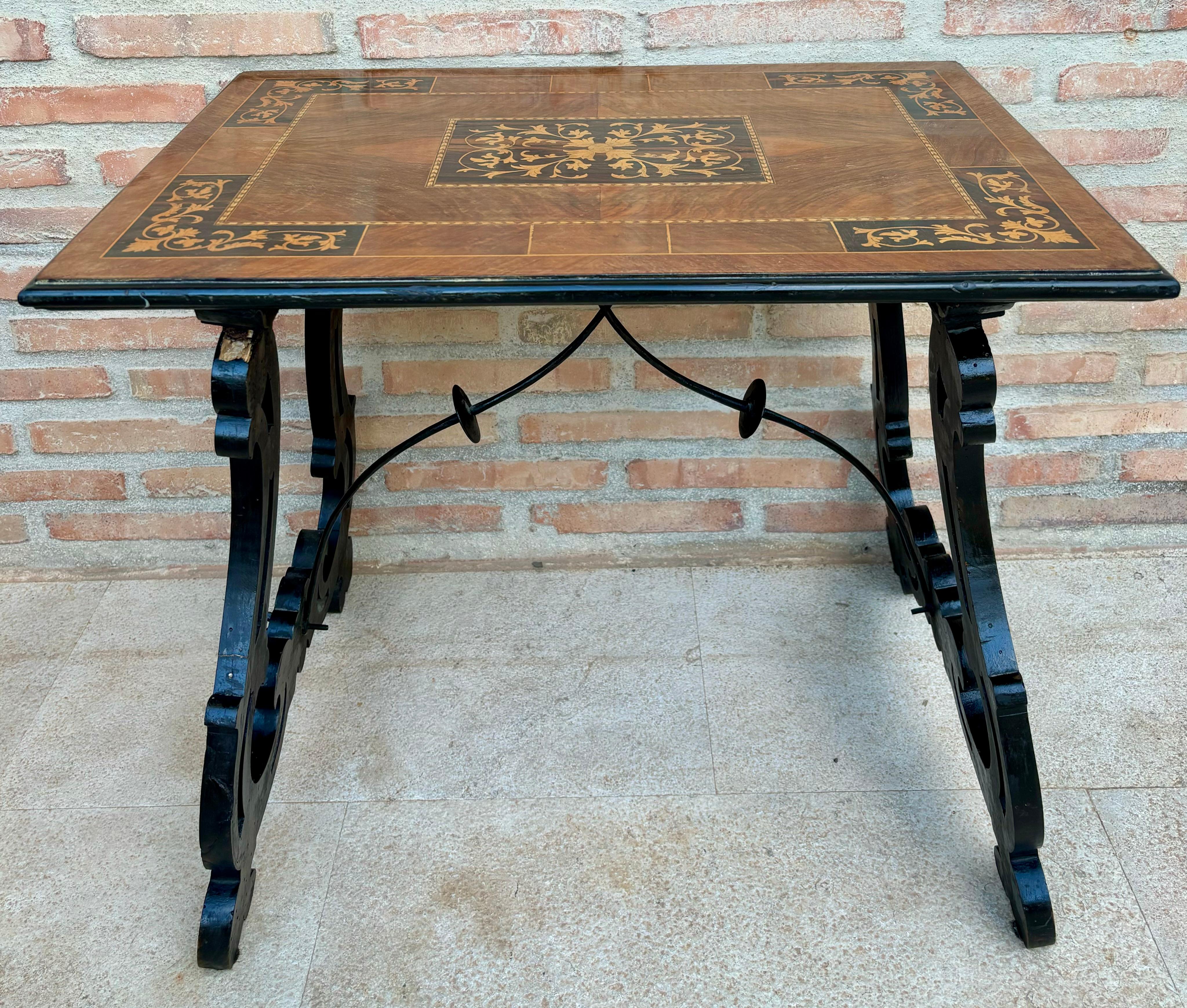 Mesa auxiliar barroca española con patas de lira y tapa de marquetería, 1850 Barroco en venta