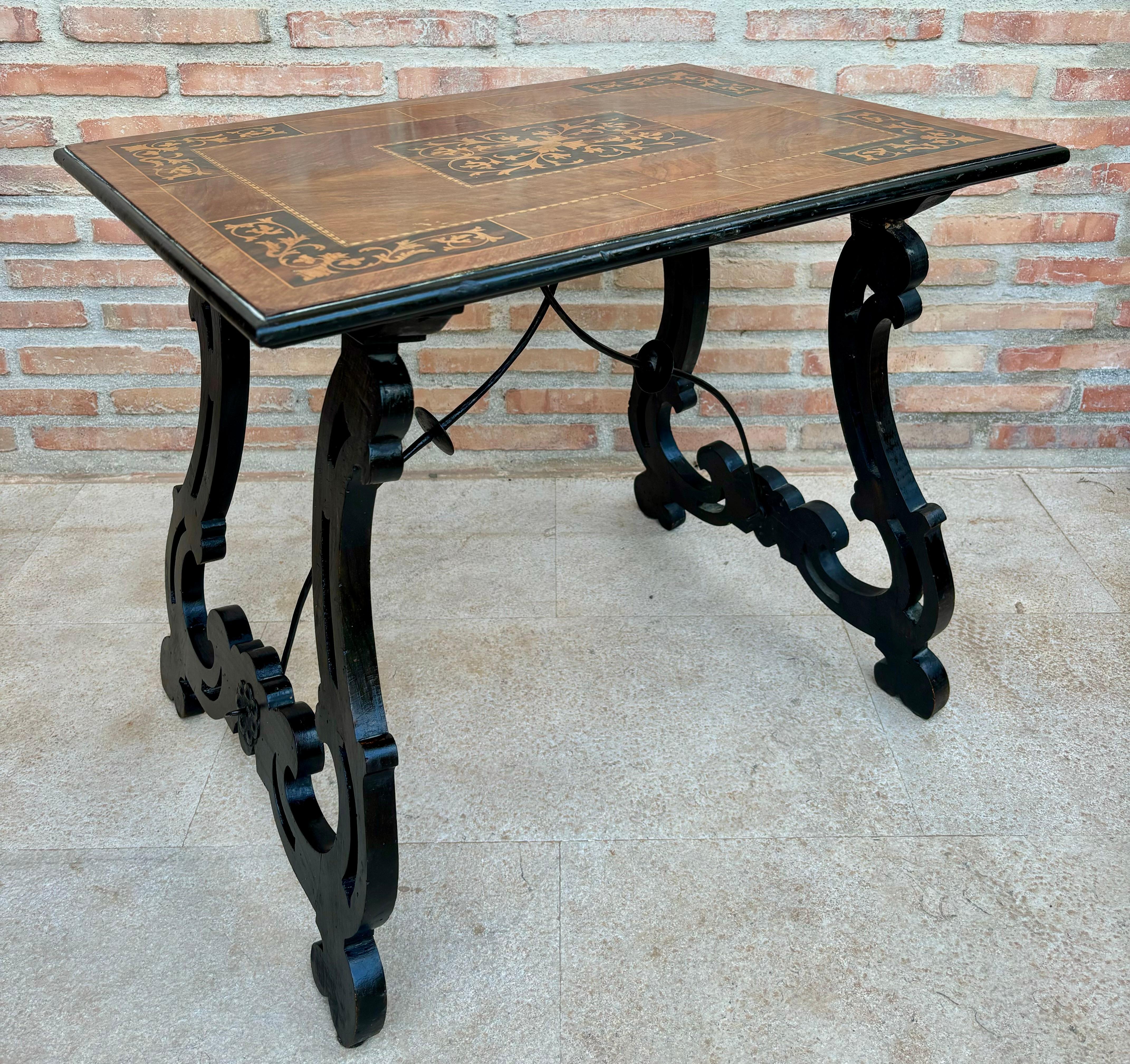 Mesa auxiliar barroca española con patas de lira y tapa de marquetería, 1850 Español en venta