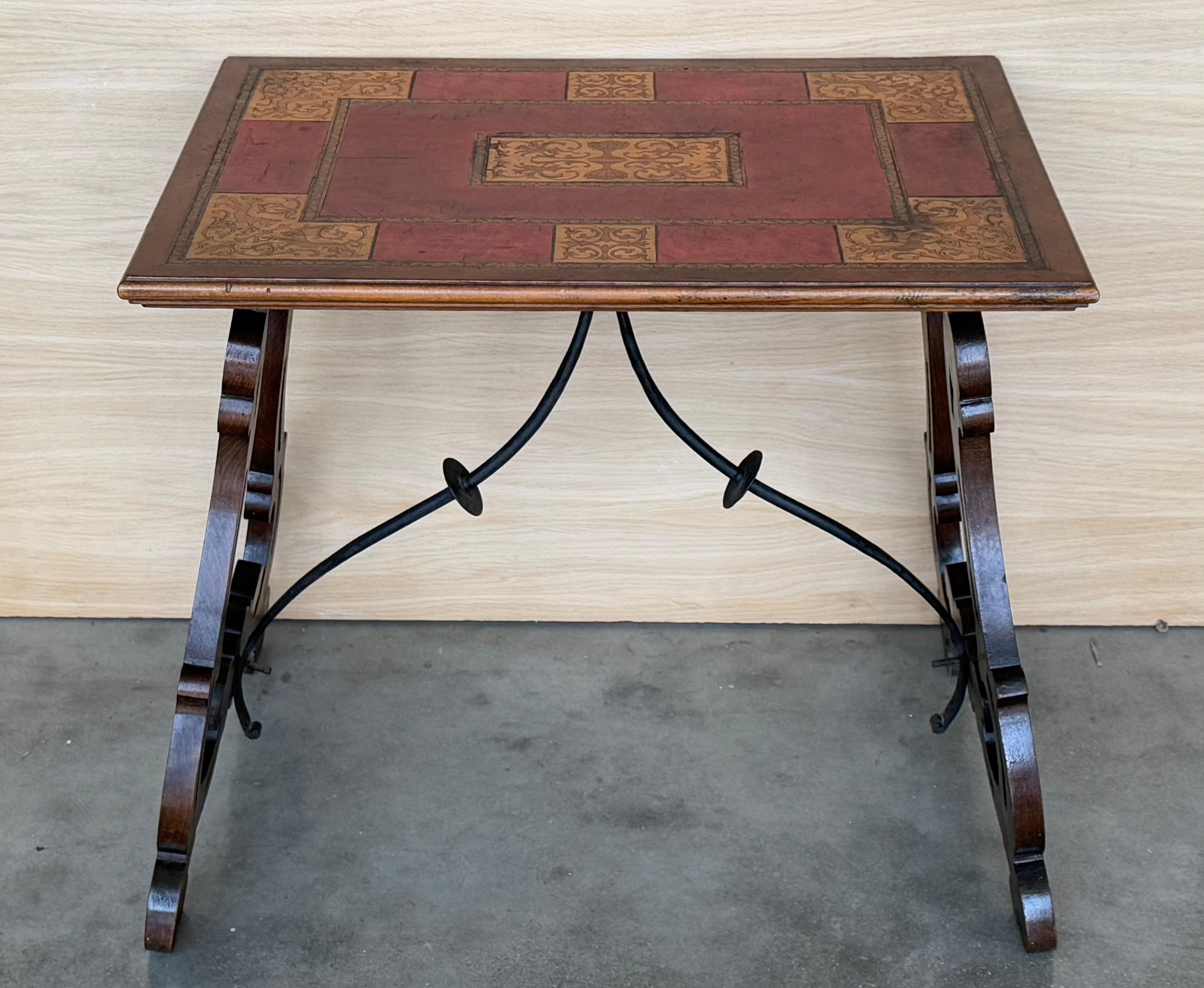 Mesa auxiliar barroca española con patas de lira y tapa de marquetería, 1850 Español en venta