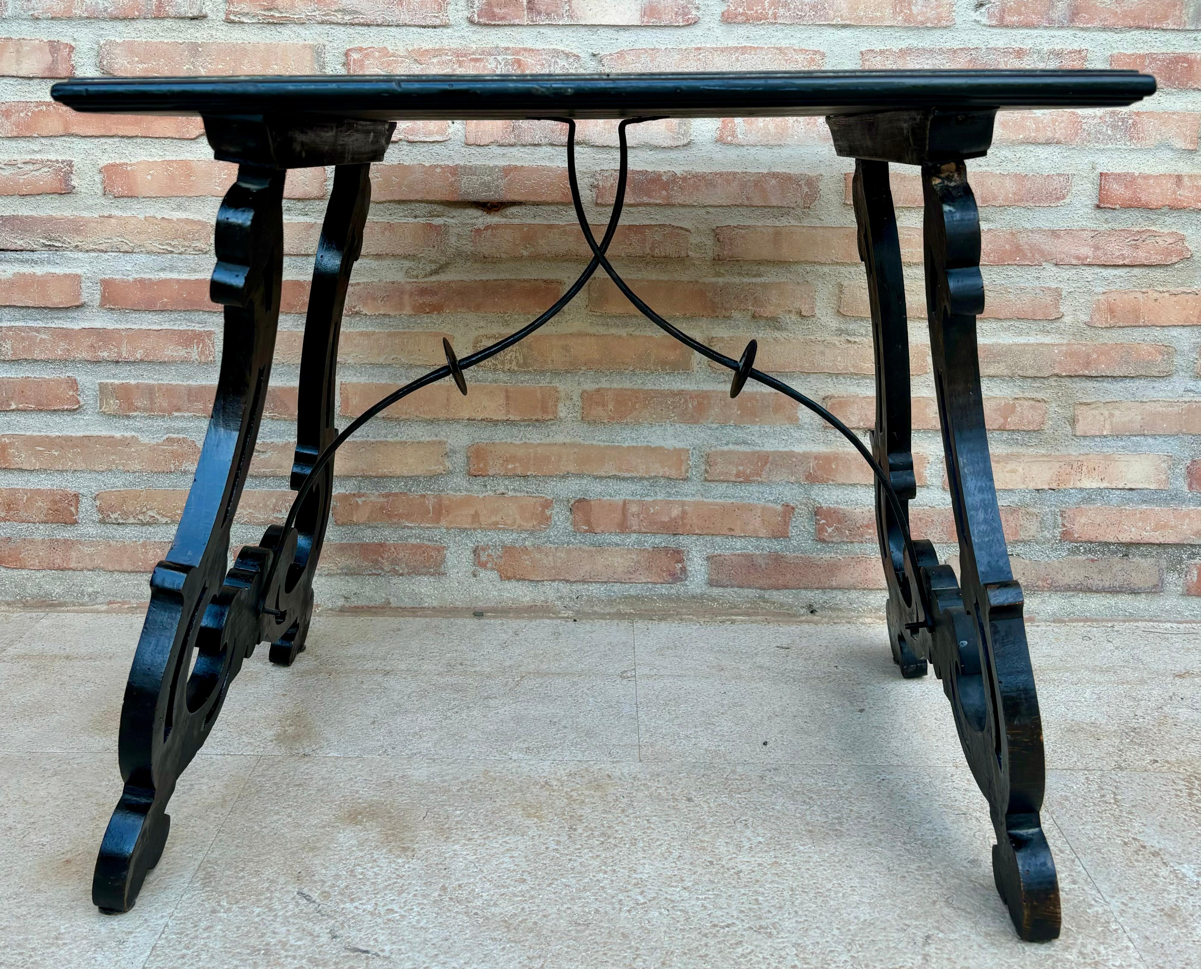 Mesa auxiliar barroca española con patas de lira y tapa de marquetería, 1850 en Bueno estado para la venta en Miami, FL