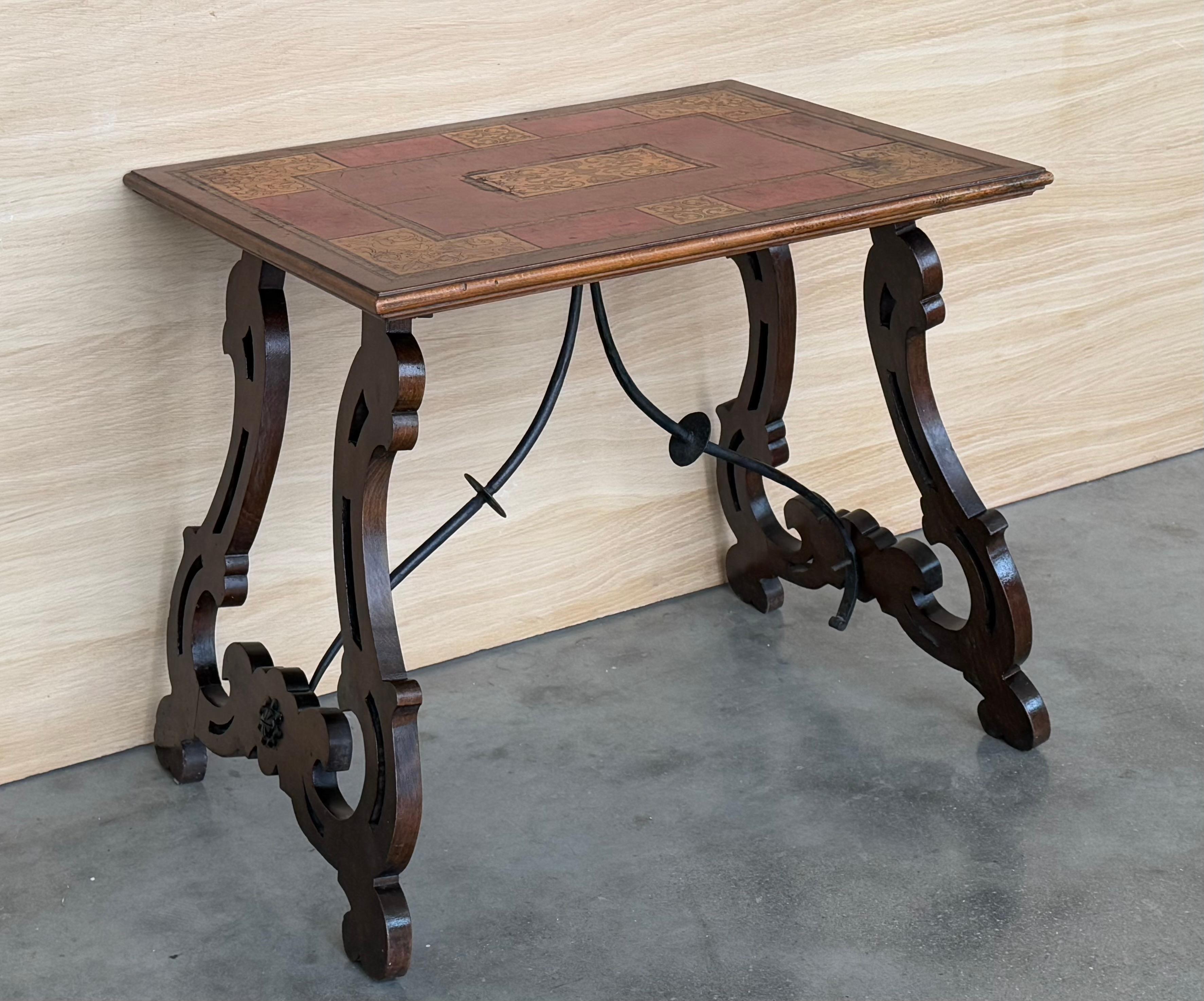 Mesa auxiliar barroca española con patas de lira y tapa de marquetería, 1850 en Bueno estado para la venta en Miami, FL