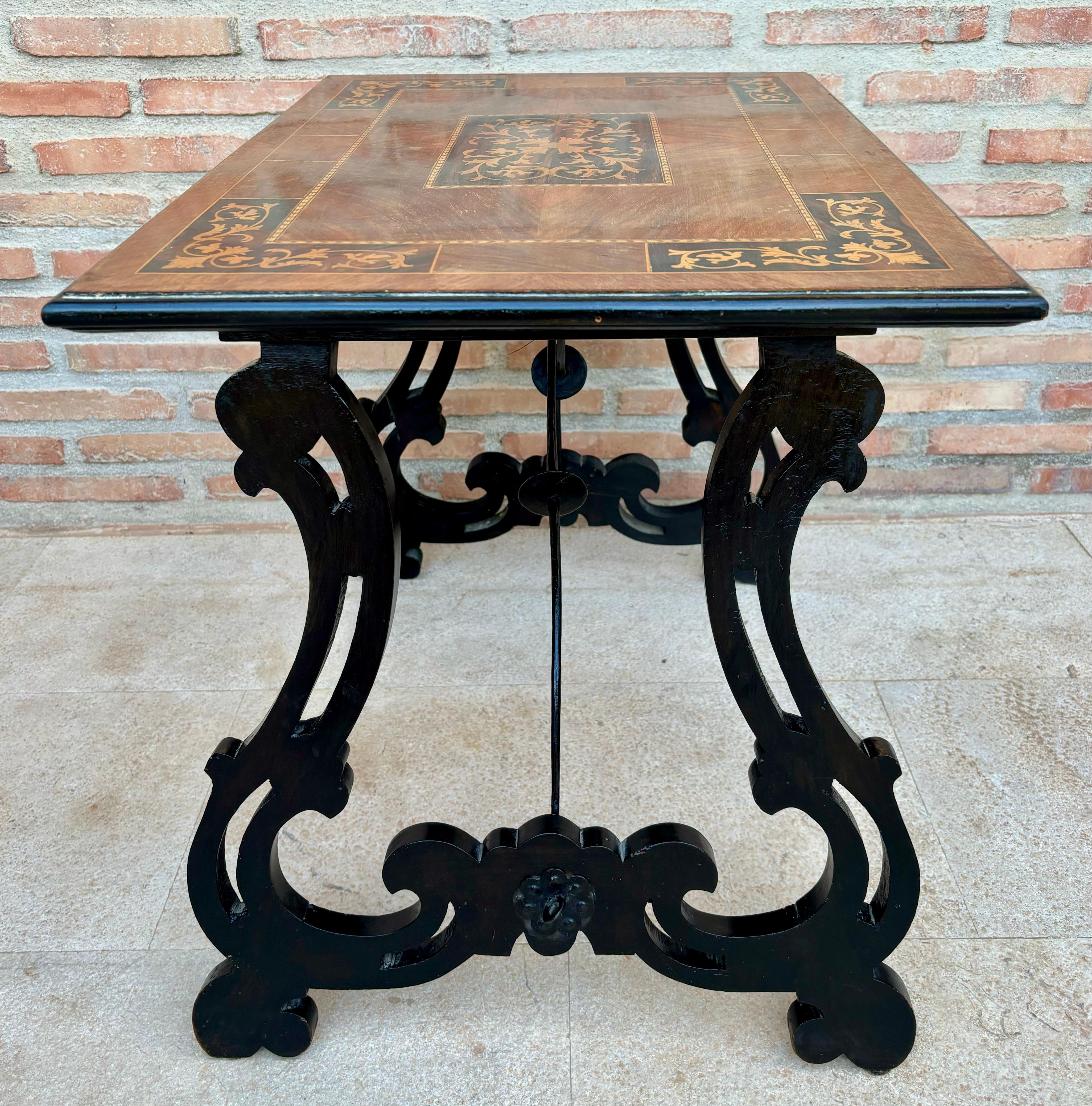 Mesa auxiliar barroca española con patas de lira y tapa de marquetería, 1850 siglo XIX en venta