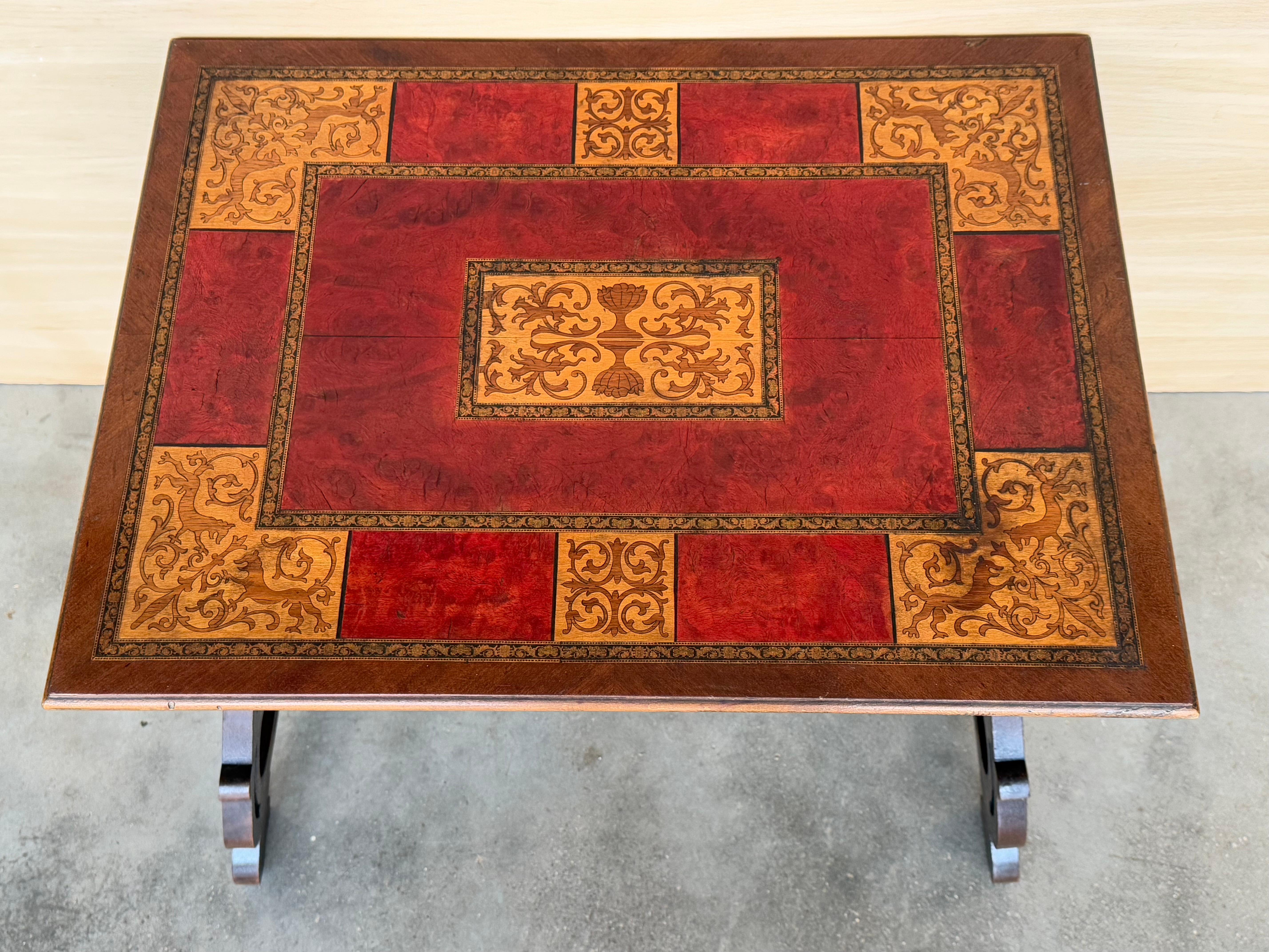 Mesa auxiliar barroca española con patas de lira y tapa de marquetería, 1850 siglo XIX en venta